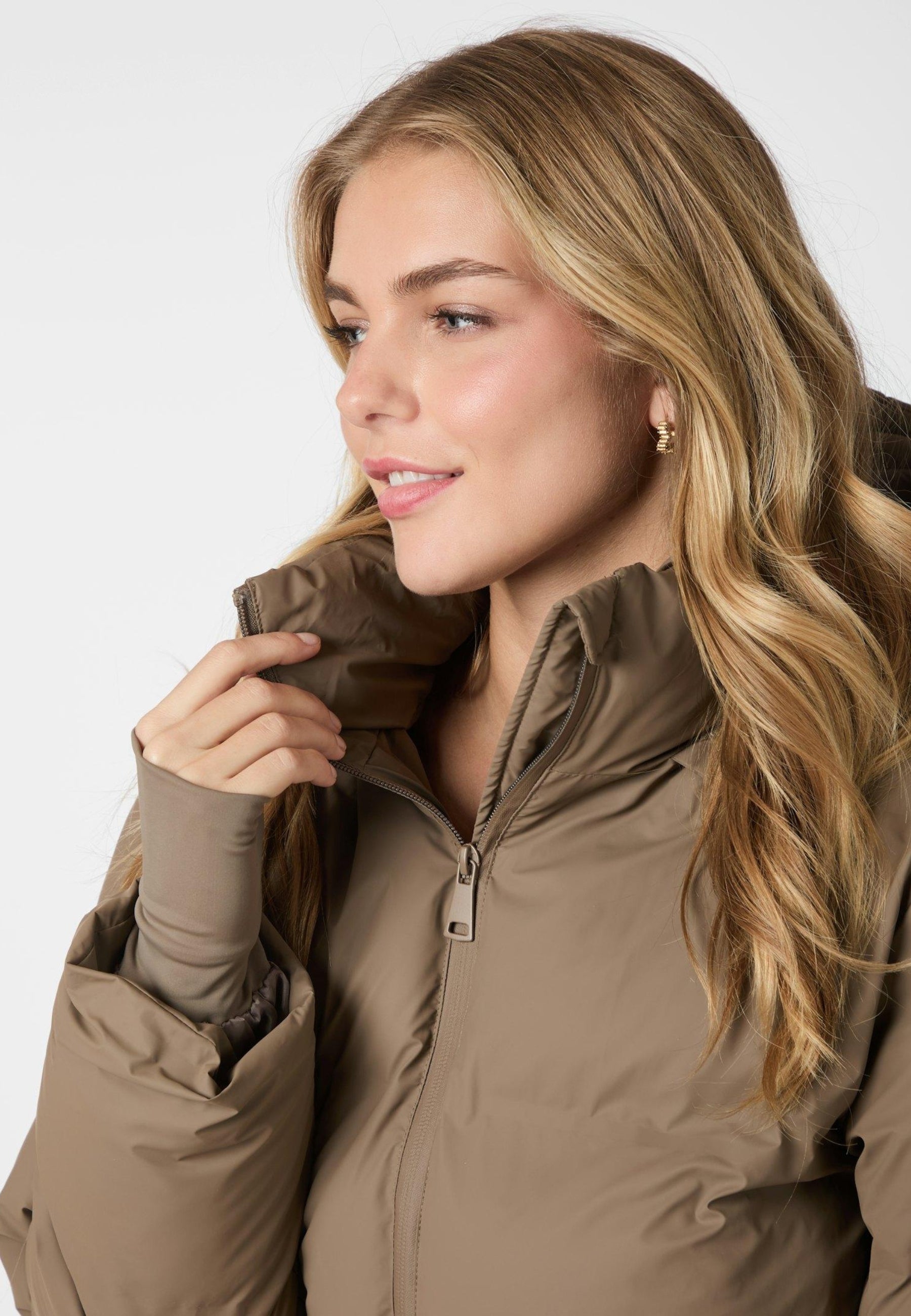 158082 Fox C Puffer Jacket_Dark Taupe_Model_2