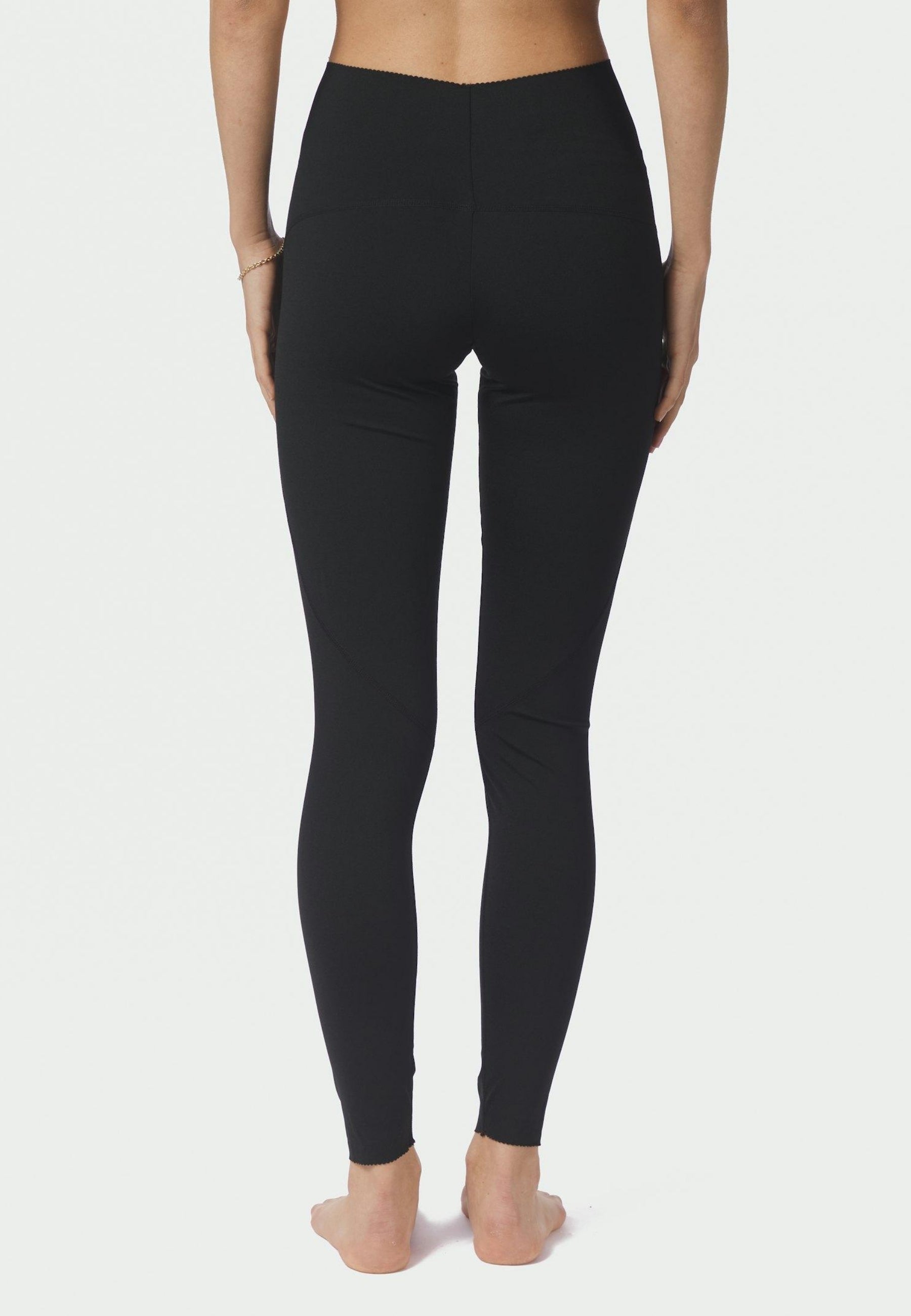 166994 Vesta Leggings_Black_Model_3