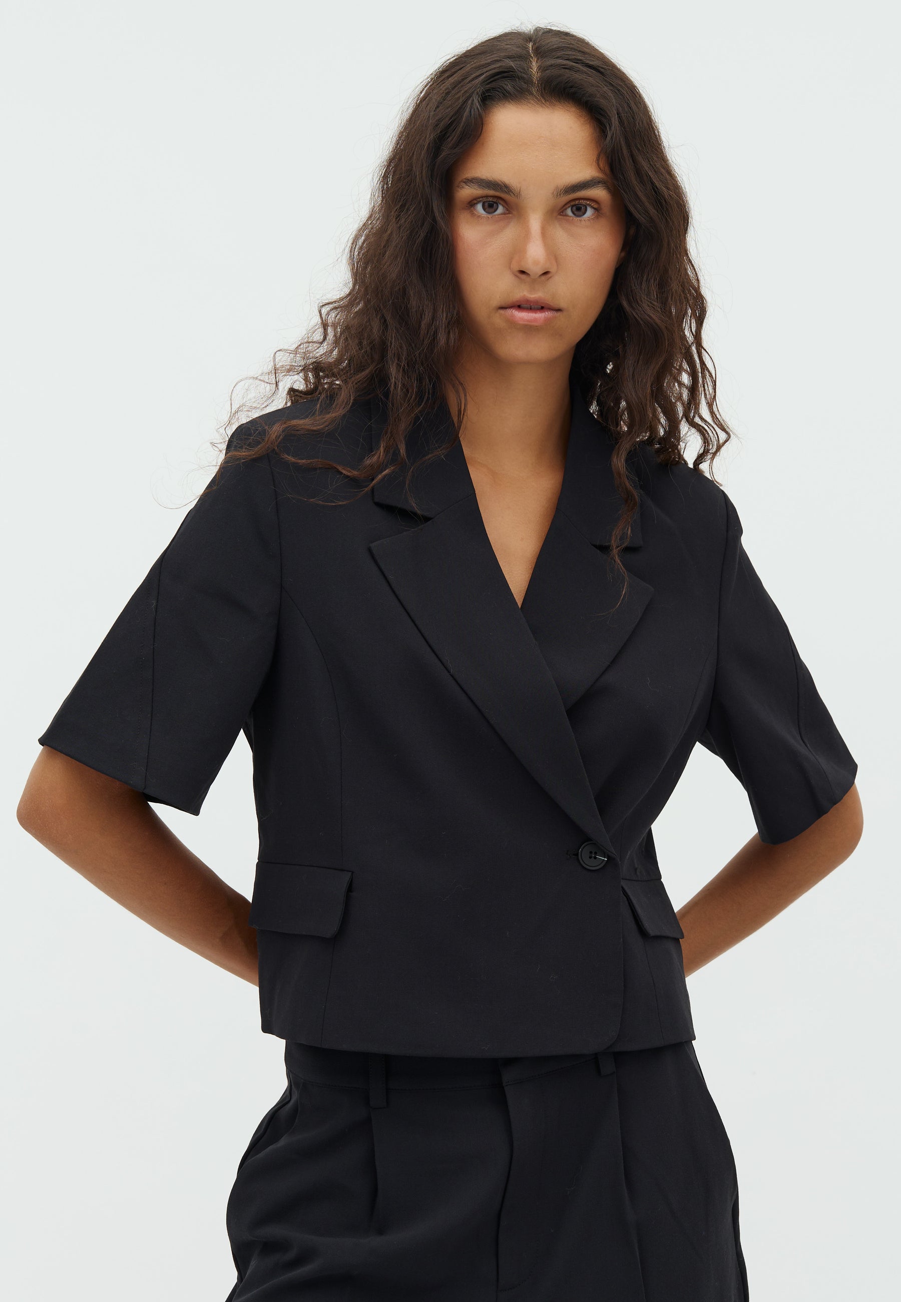 Robina-M_Black_Model_0