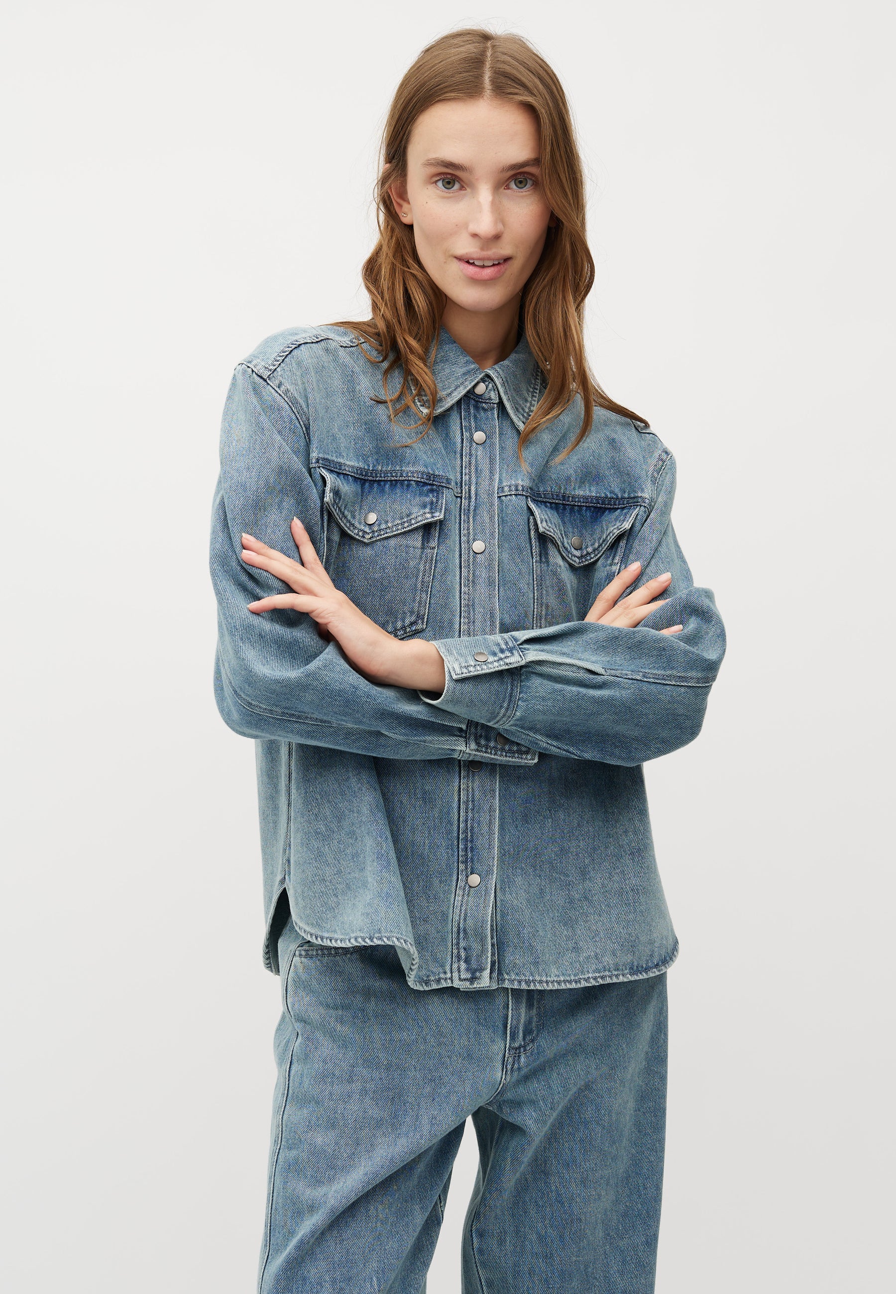 Kikki-M_Blue Soft Wash_Model_0