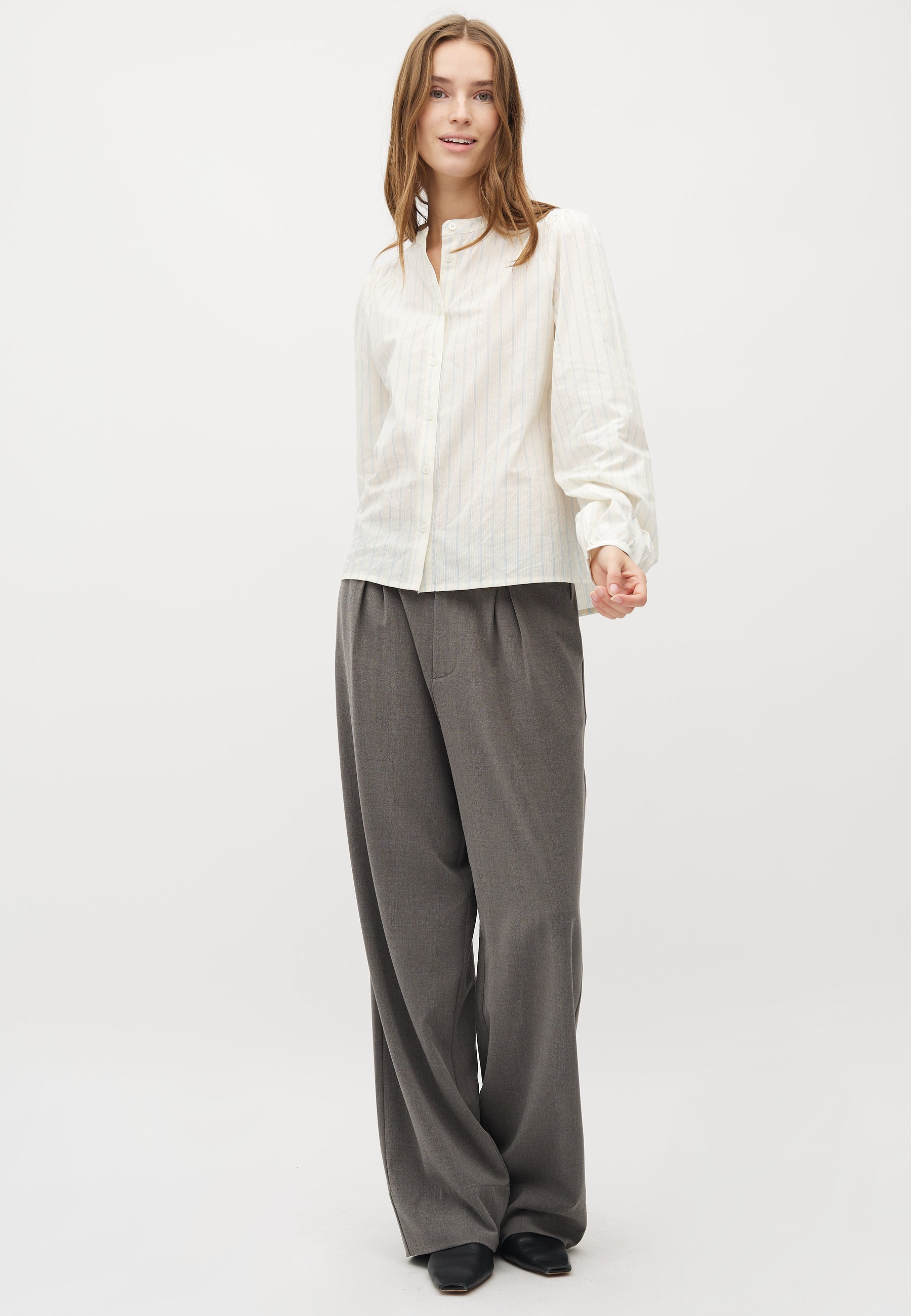 Mathily-M_Maliva Placid Blue Stripe_Model_3