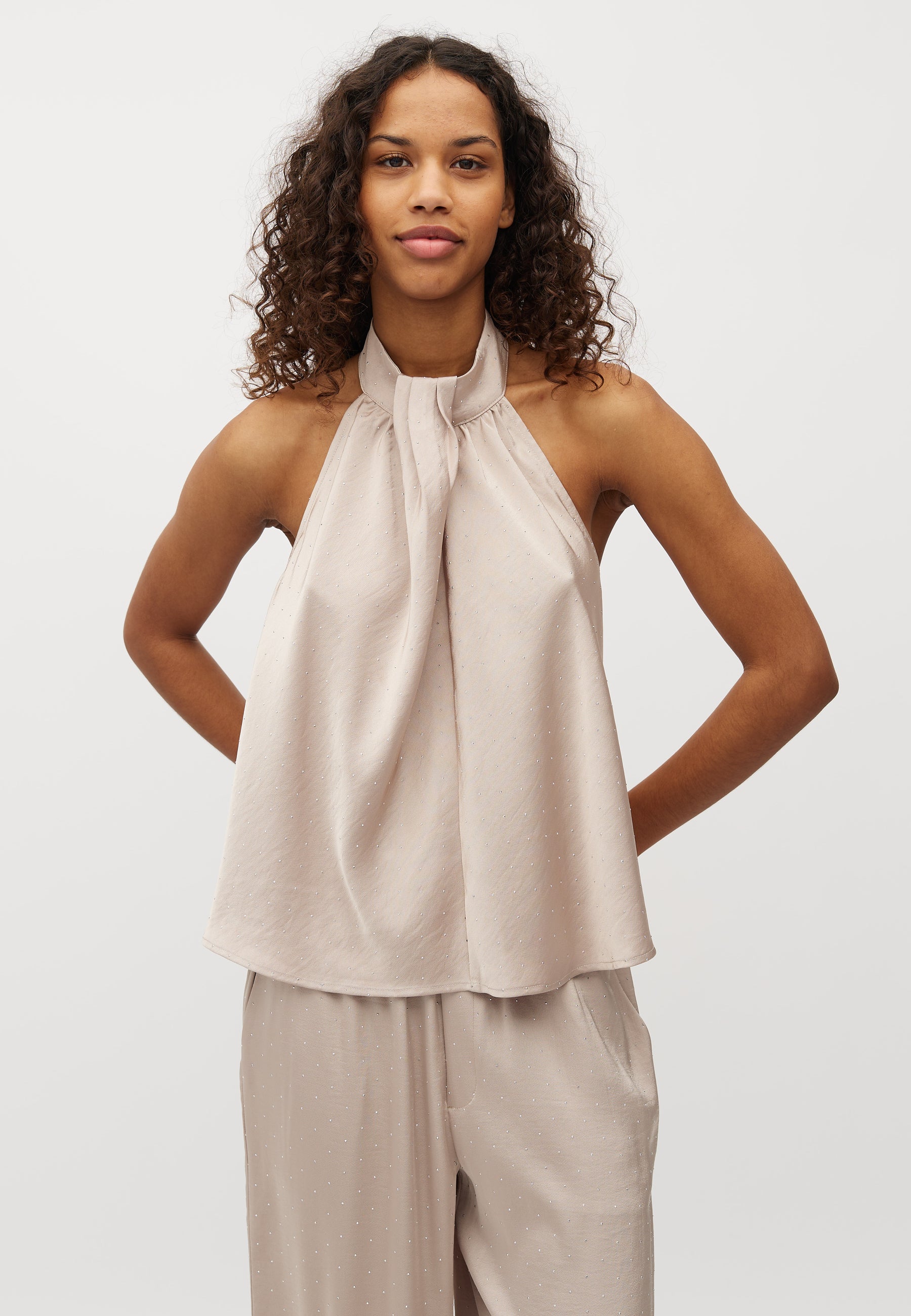 Zuzela-M_Light Sand_Model_0