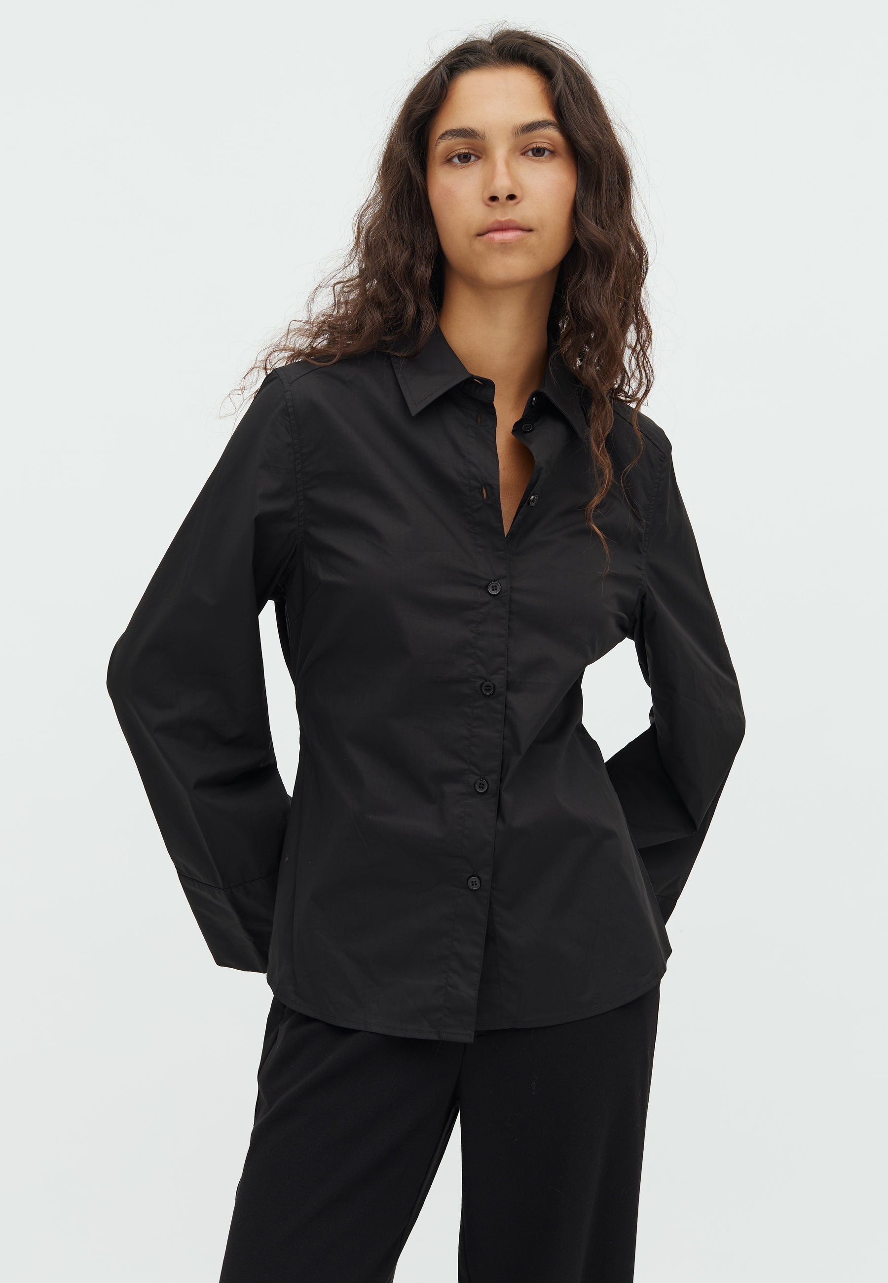 Kaloni-M_Black_Model_0