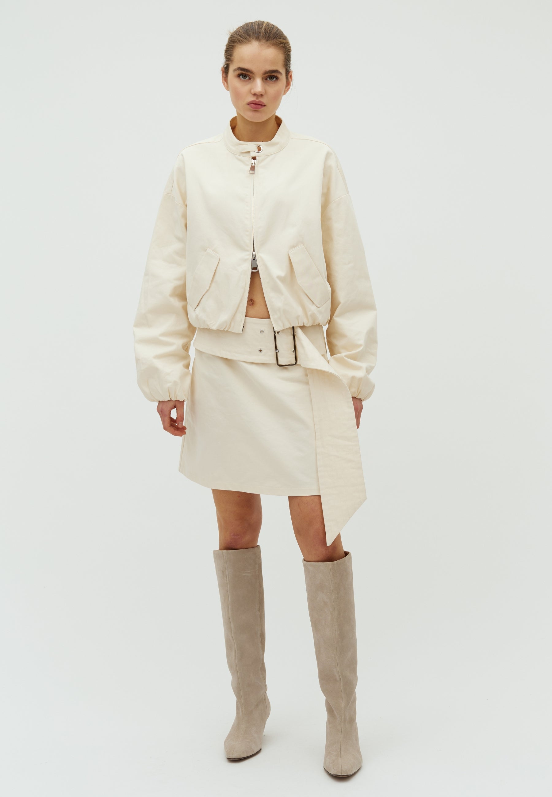 Biella-F_Antique White_Model_0