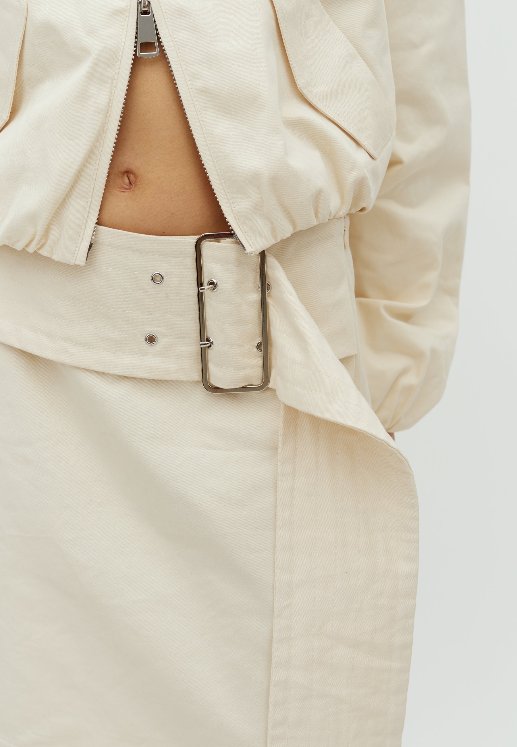 Biella-F_Antique White_Model_2