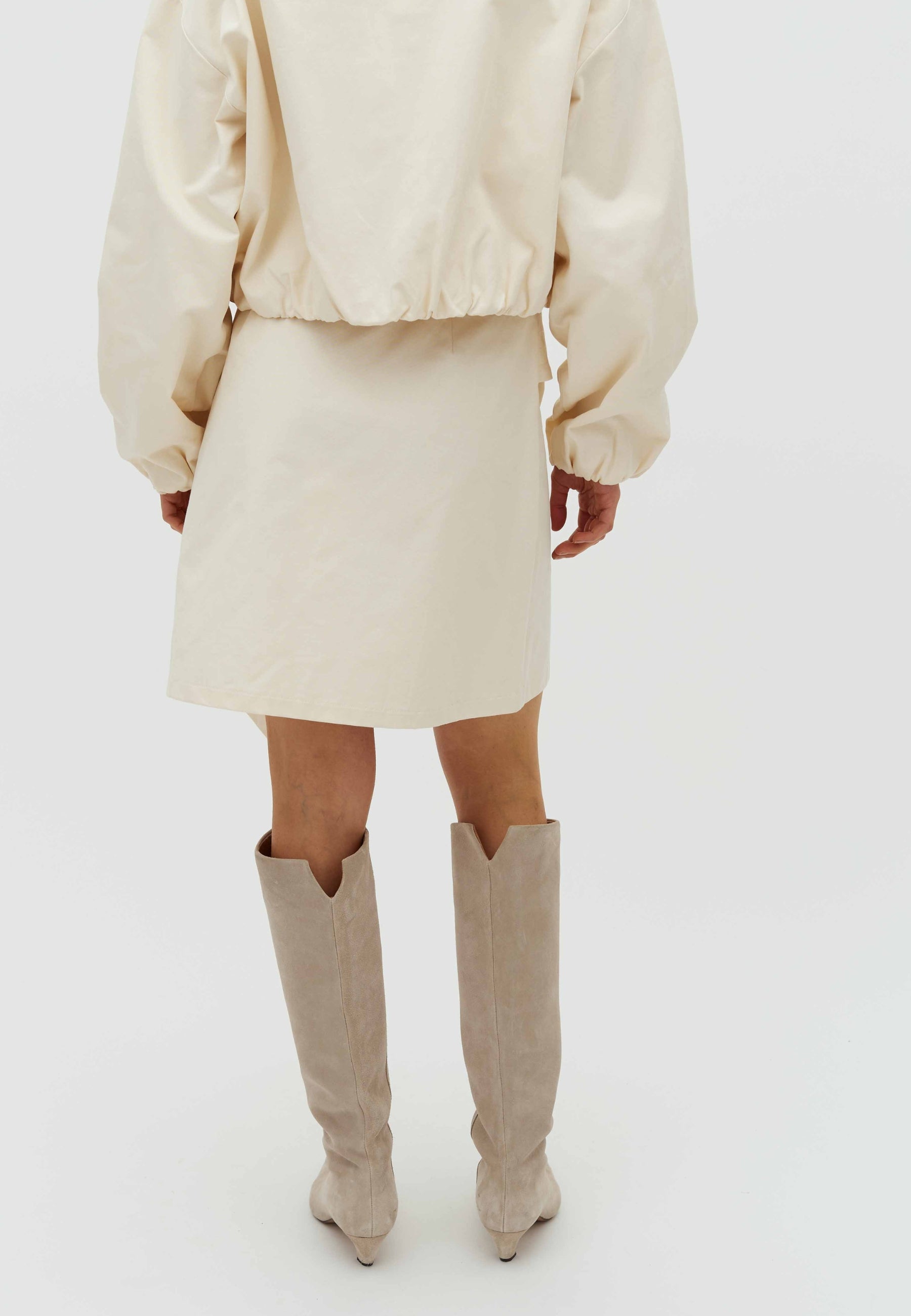 Biella-F_Antique White_Model_3