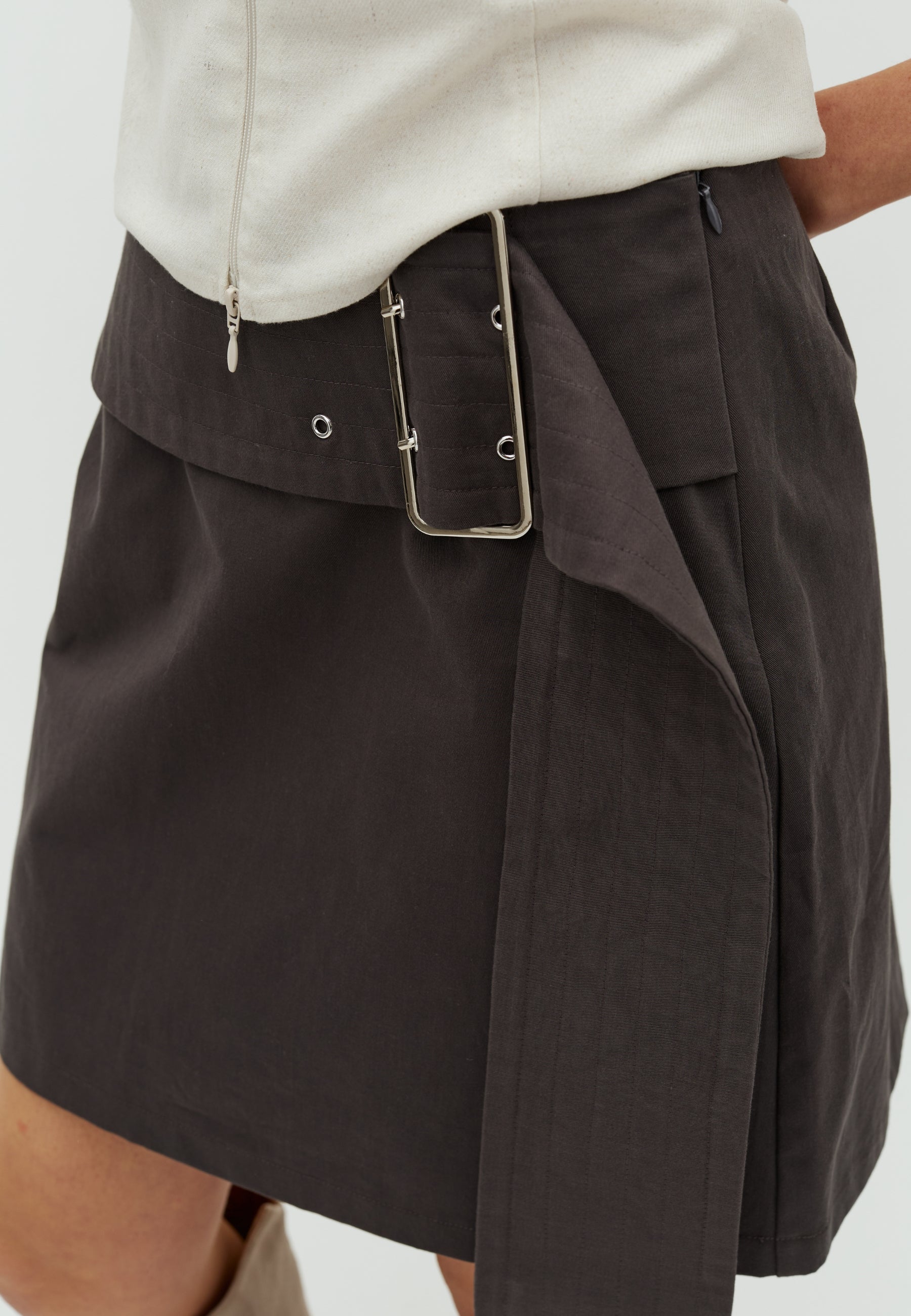 Biella-F_Dark grey_Model_2