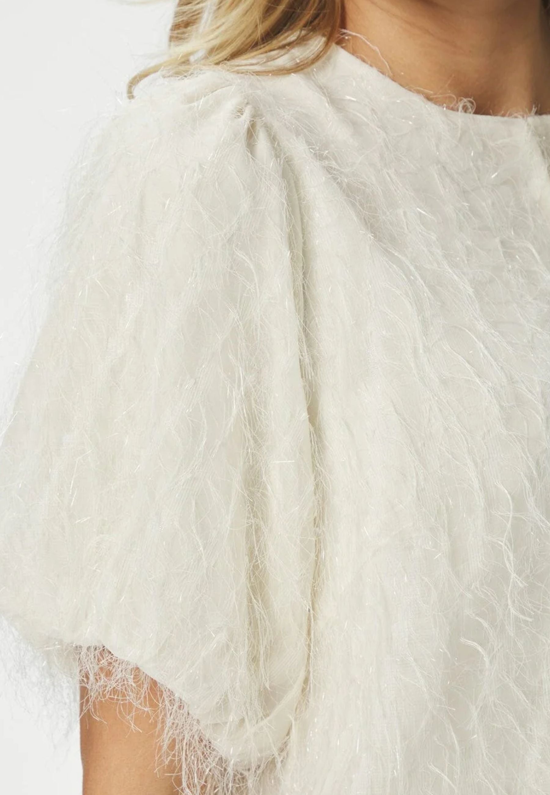 167582 Aisa Frilly Blouse_Creme_Model_1