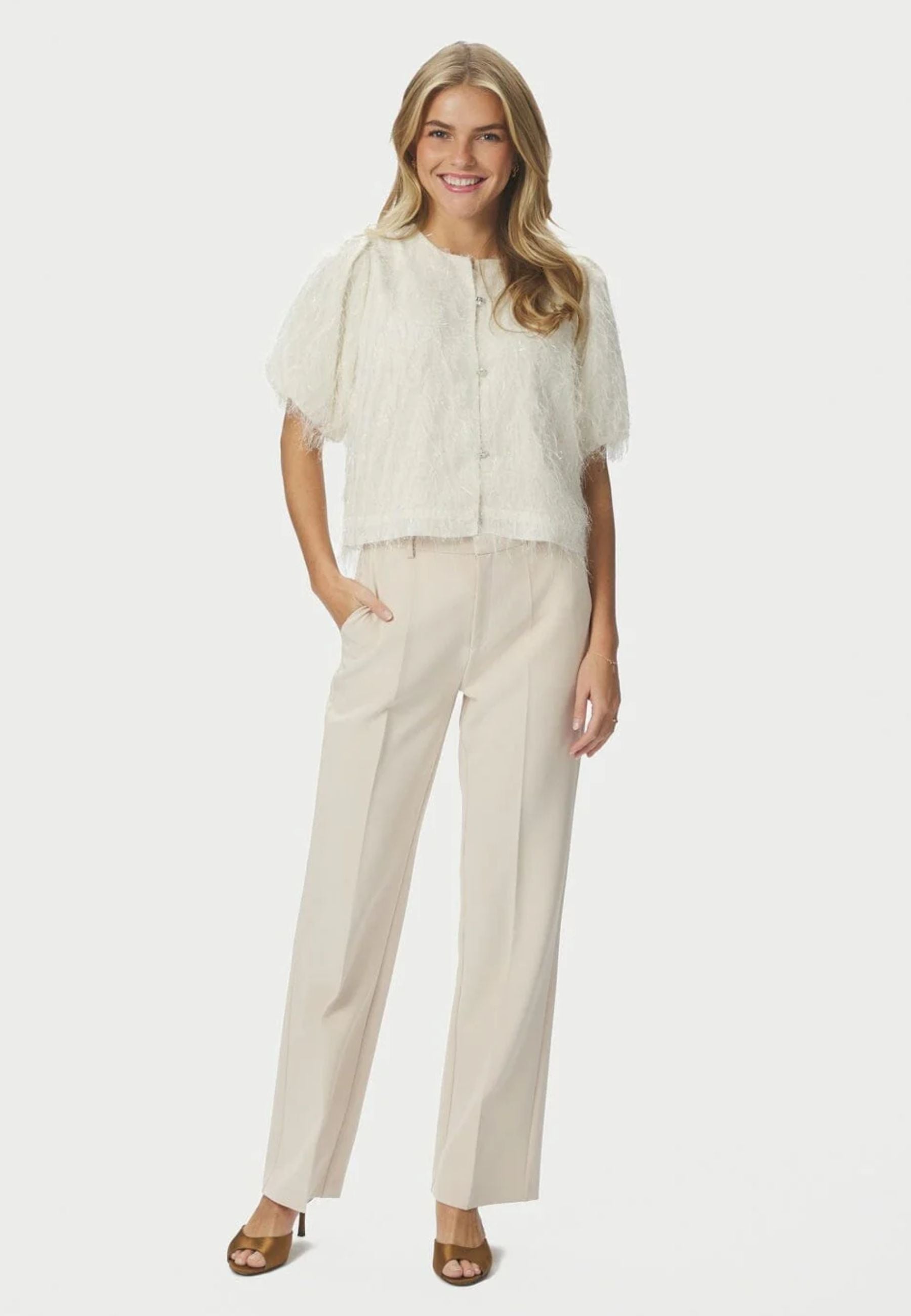 167582 Aisa Frilly Blouse_Creme_Model_3