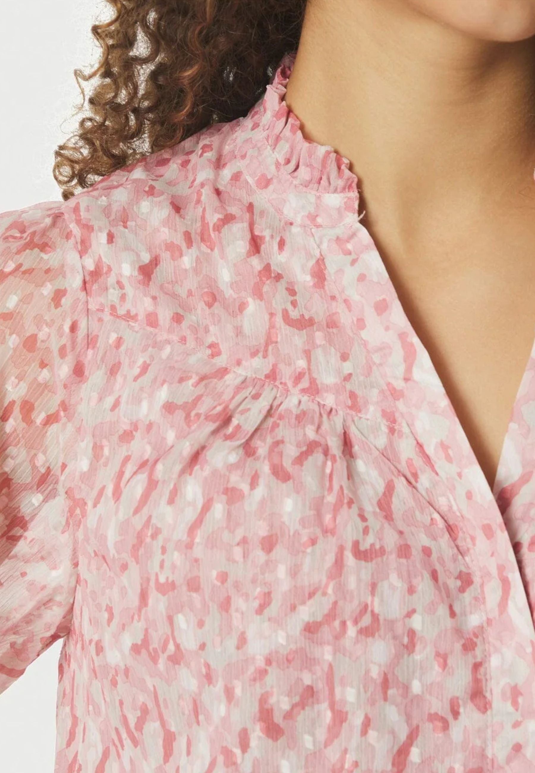 168379 Diana Blurred Blouse_ROSE_Model_1