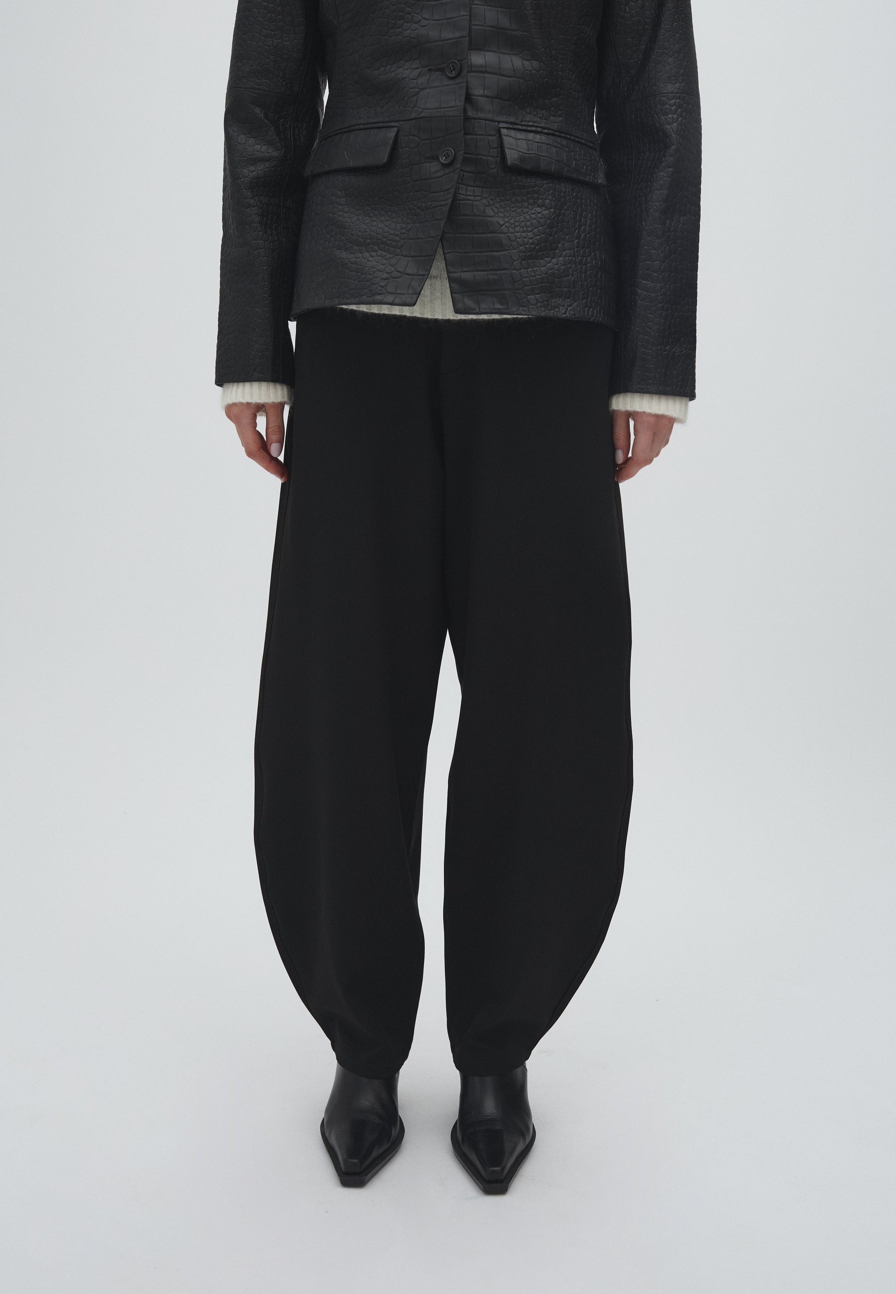 Silira-M_Black_Model_0