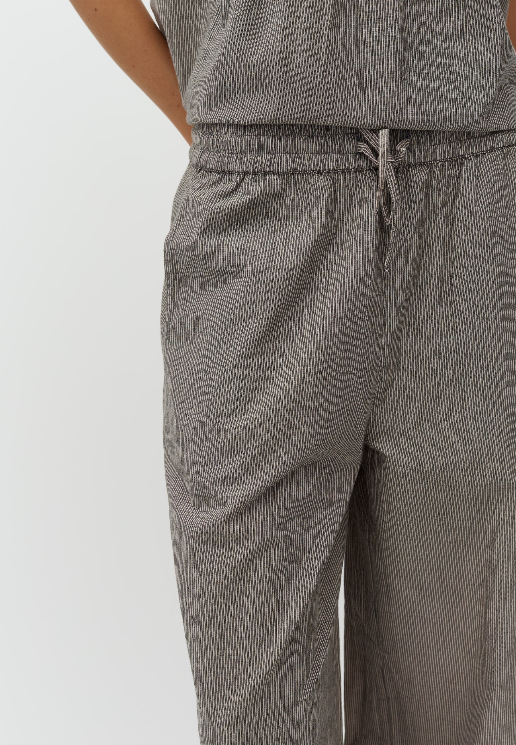 Clari-M_Java White Stripe_Model_2