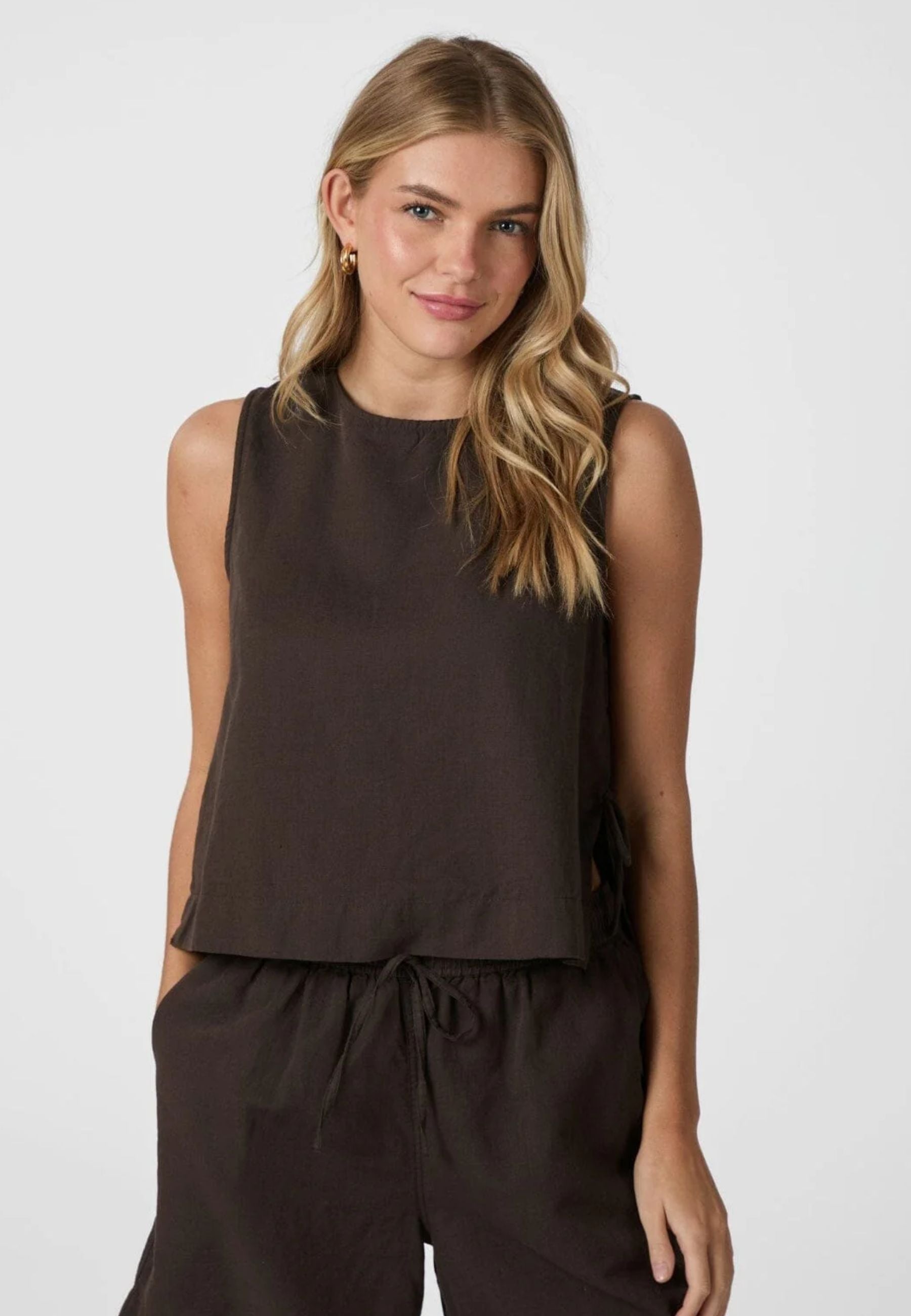 159947 Svetlana linen Top_Dark Brown_Model_0