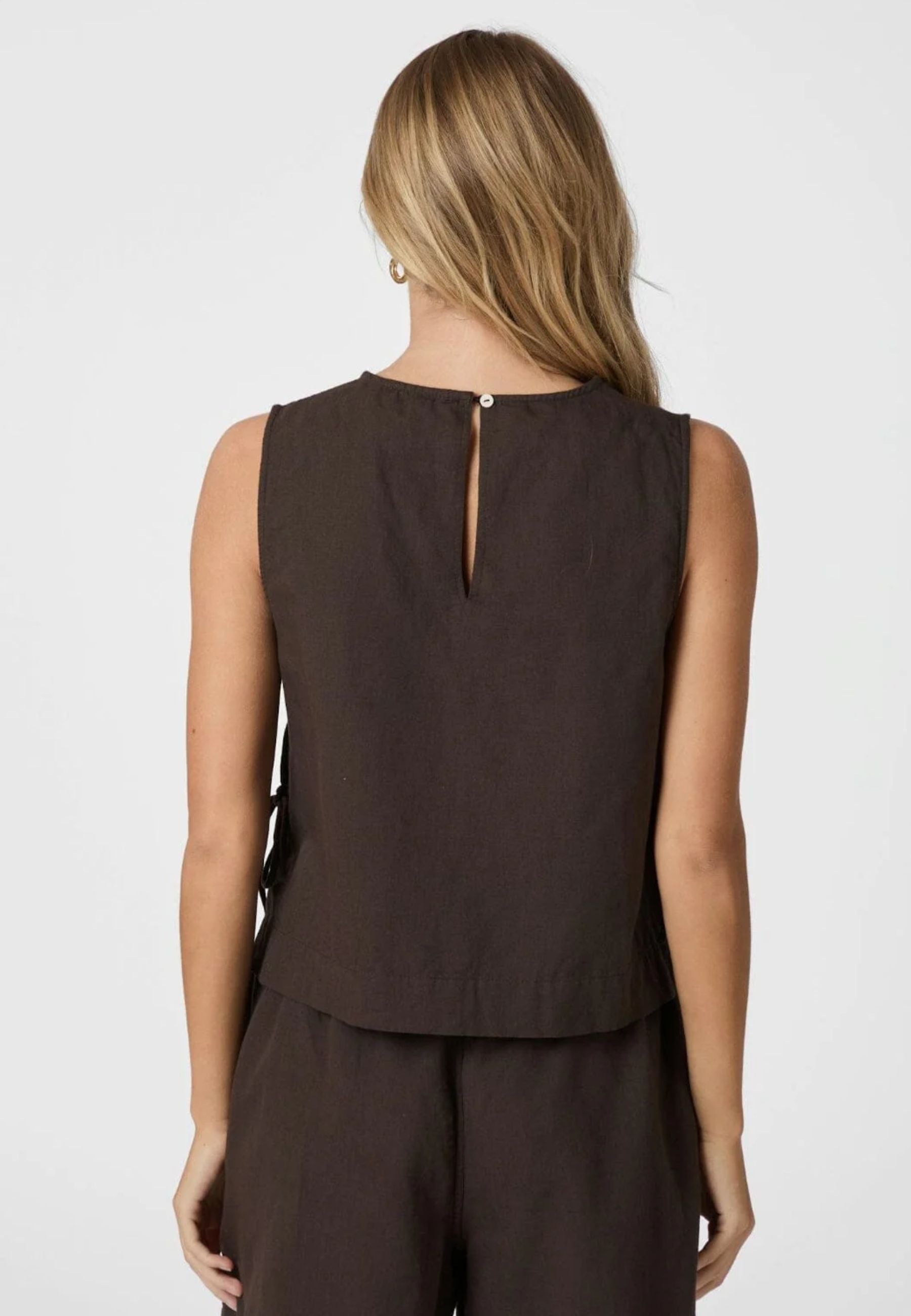 159947 Svetlana linen Top_Dark Brown_Model_2
