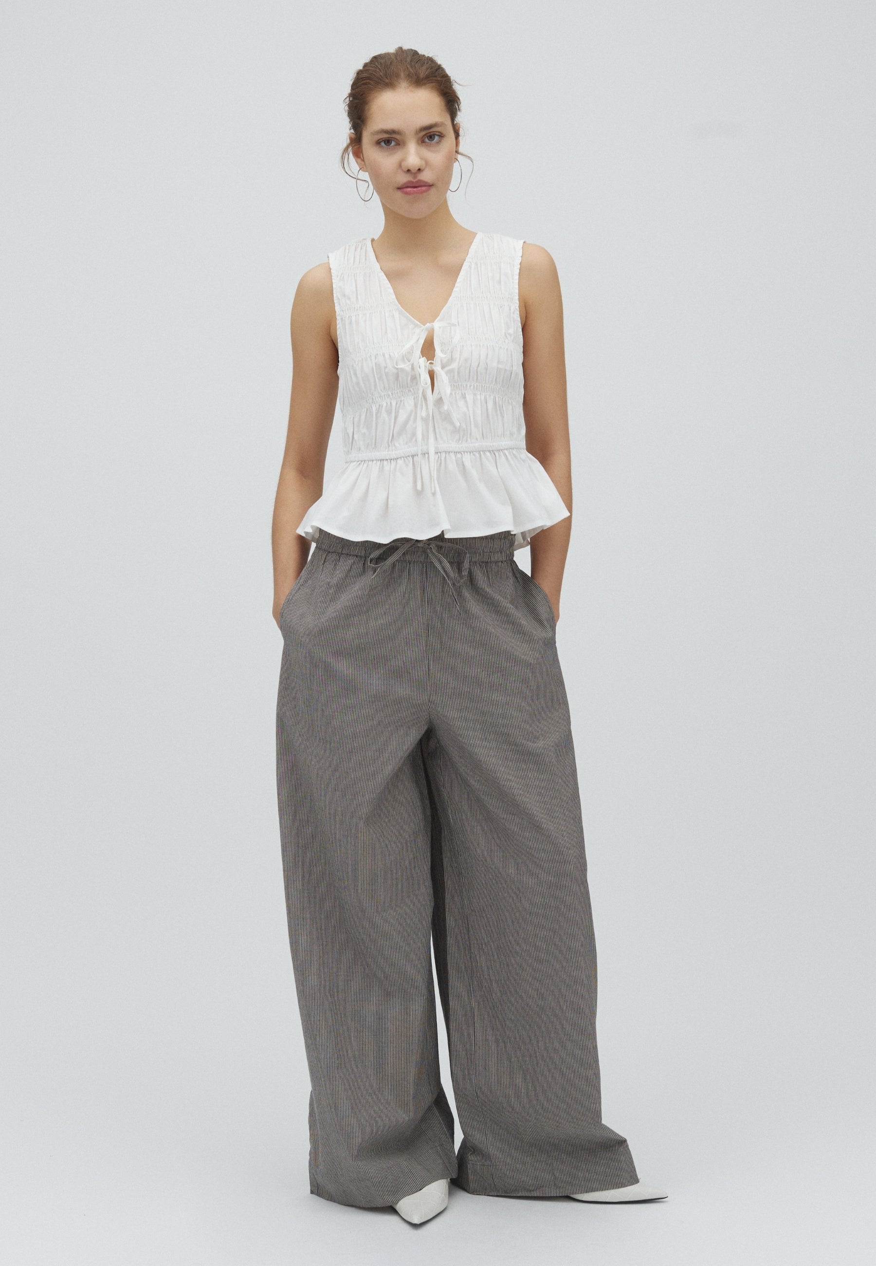 Clari-M_Java White Stripe_Model_3