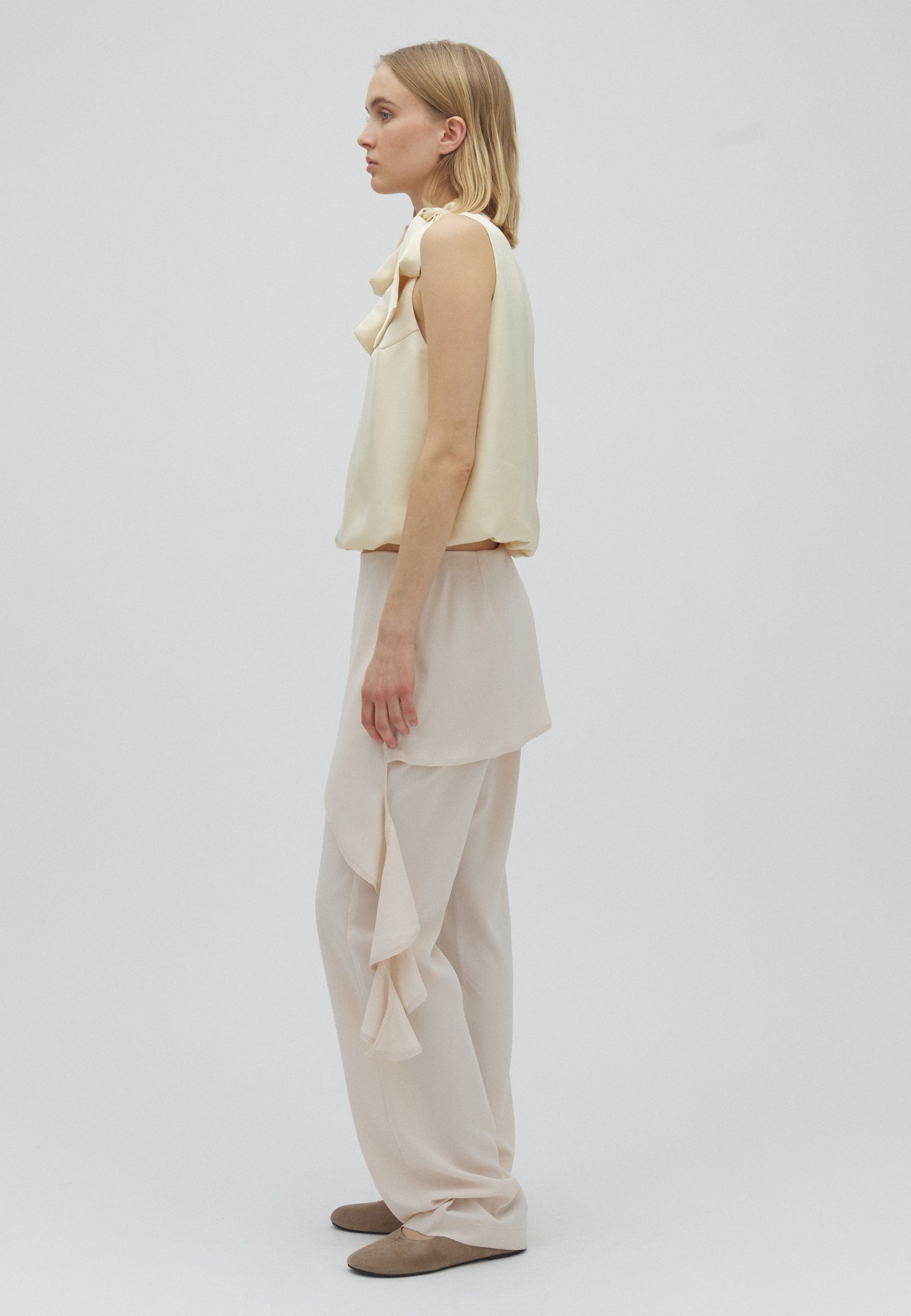 Teone-F_Powder Beige_Model_2