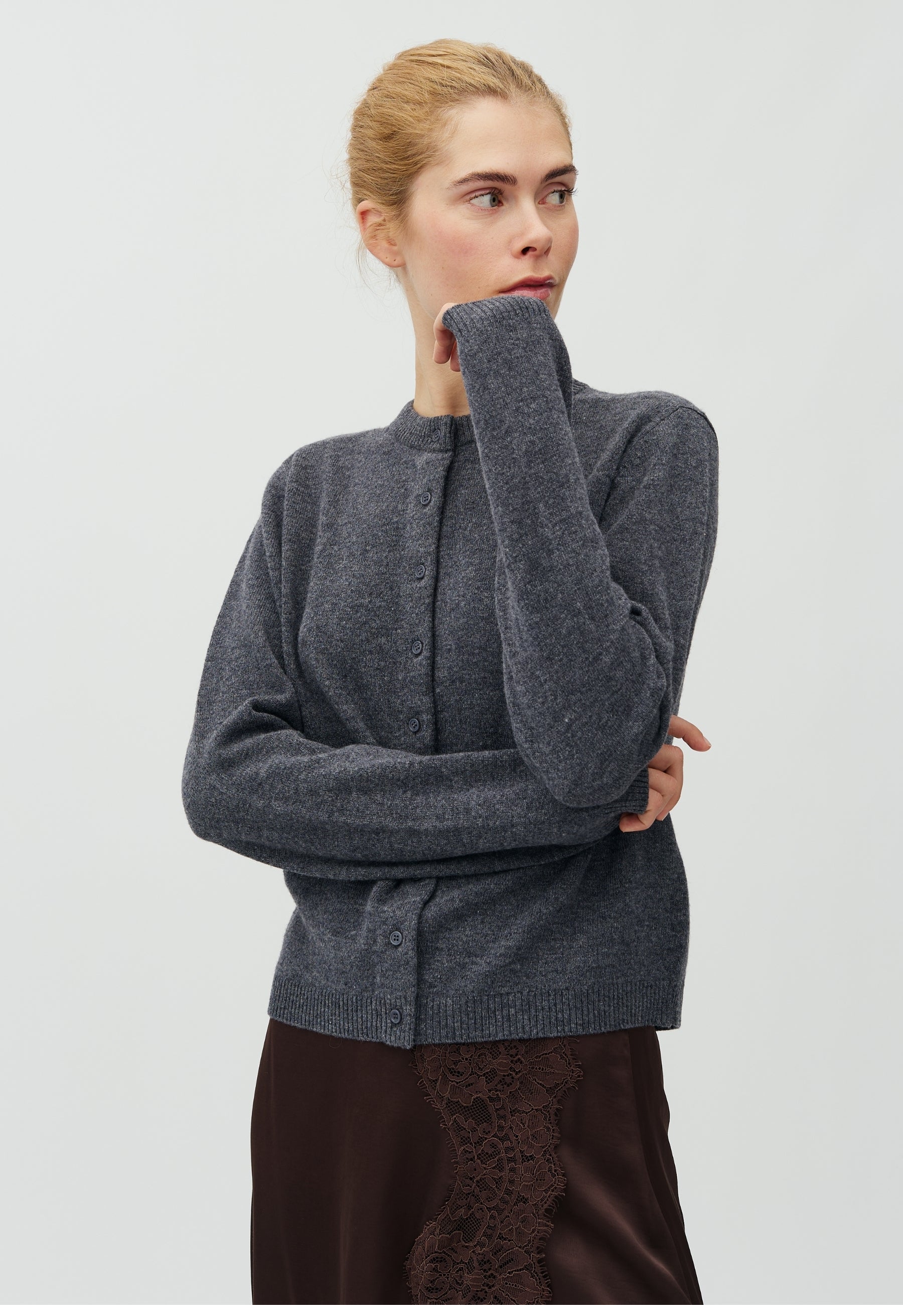 Averie-M_Dark Grey Melange_Model_0