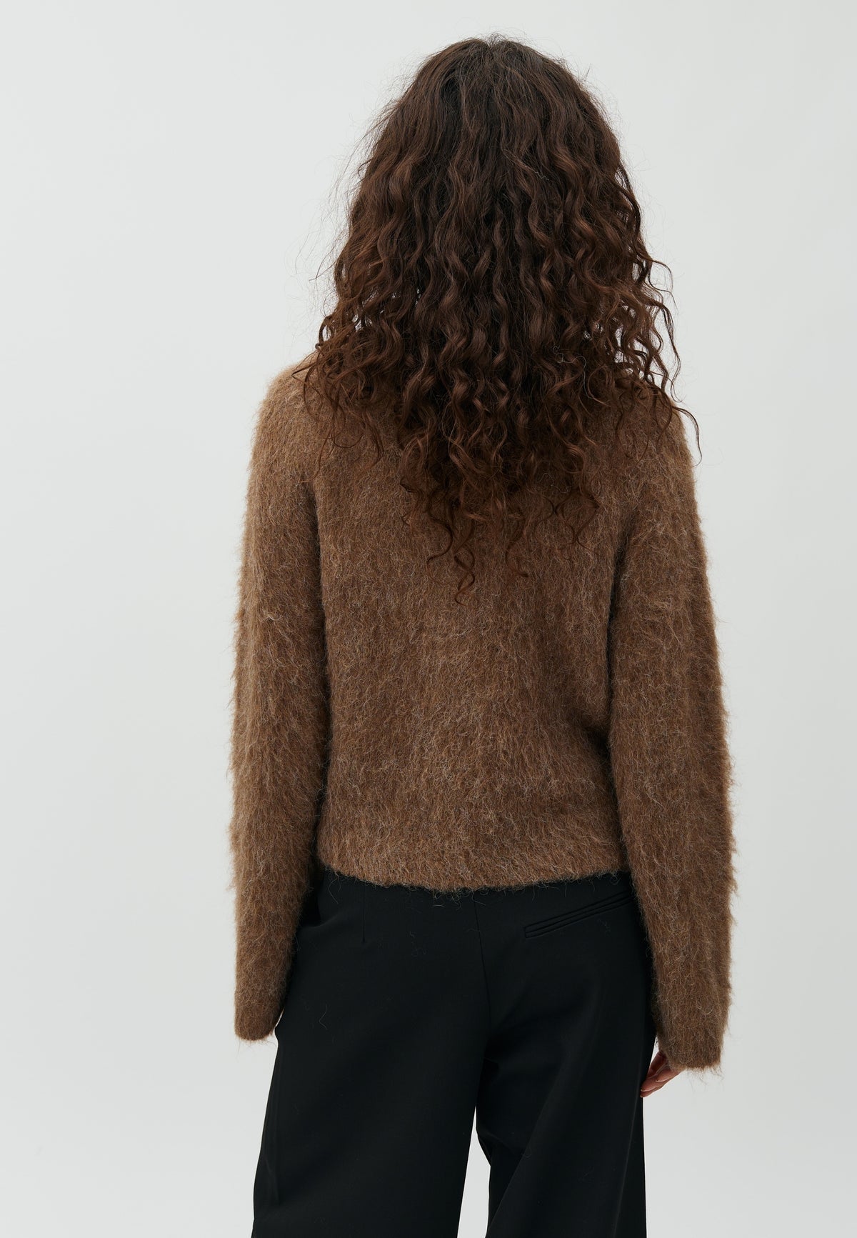 Lari-M_Walnut Melange_Model_2