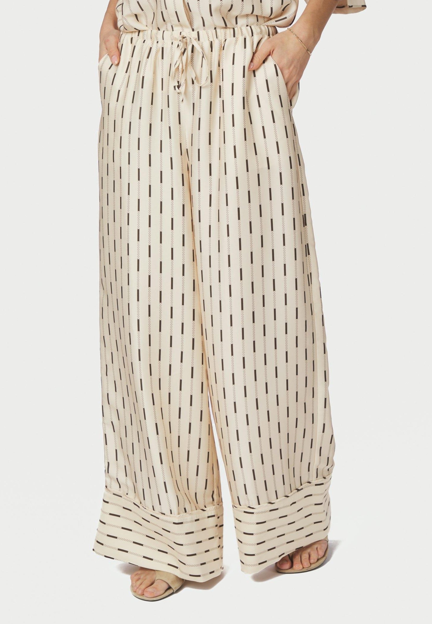 169279 Sora Print Pants_Creme_Model_2