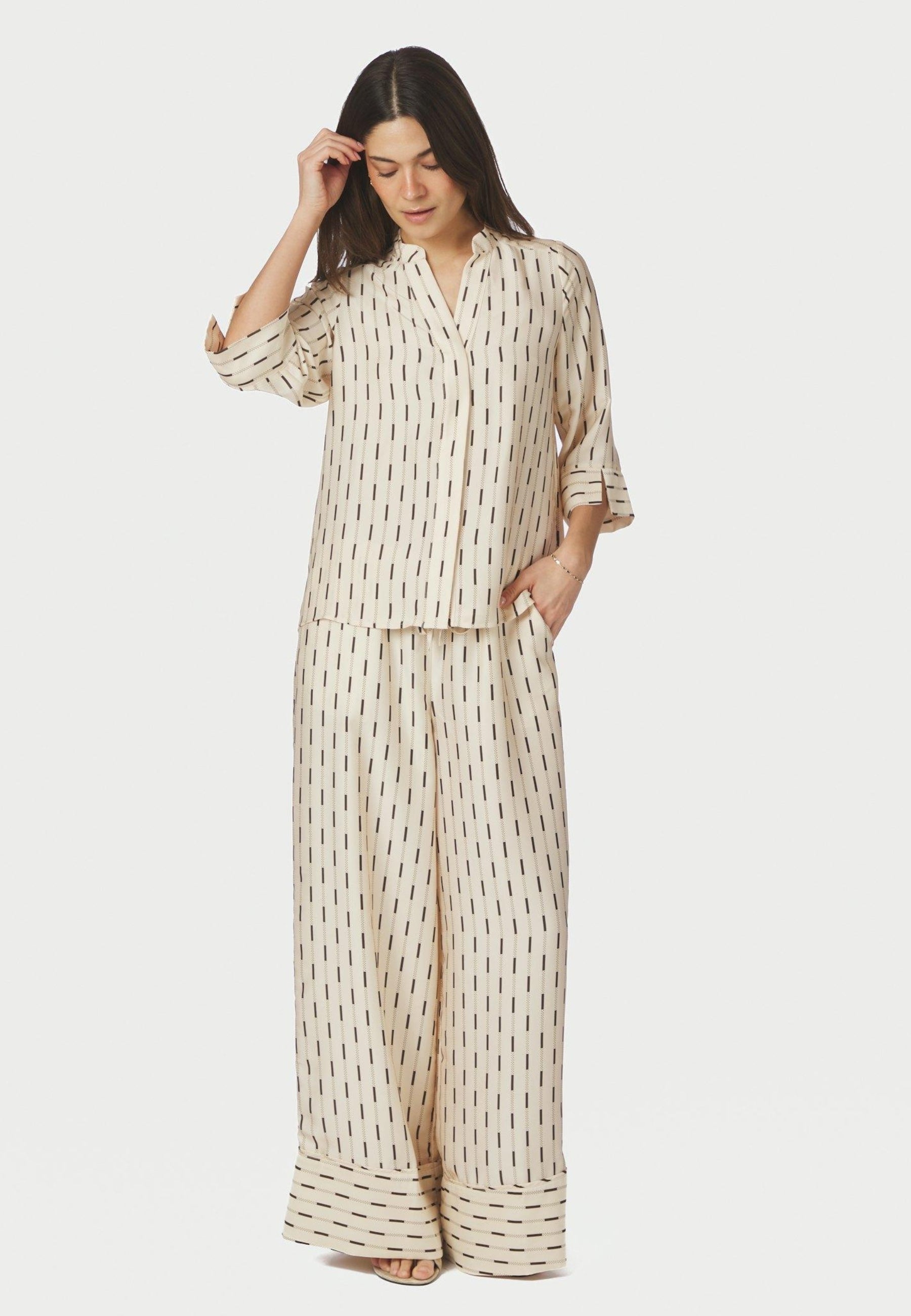 169302 Camile Print Blouse_Creme_Model_3