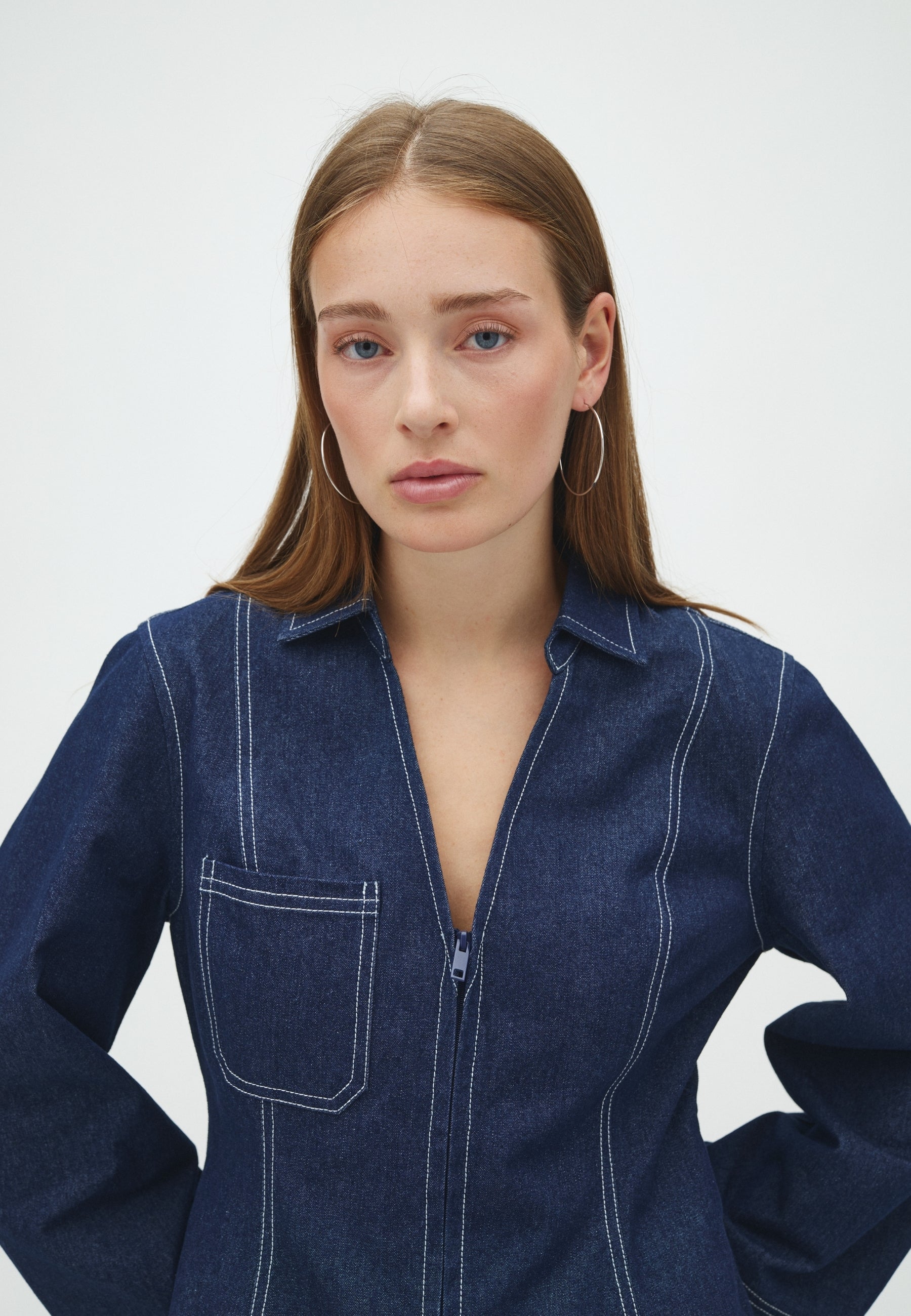 Annalia-F_Dark Blue_Model_1
