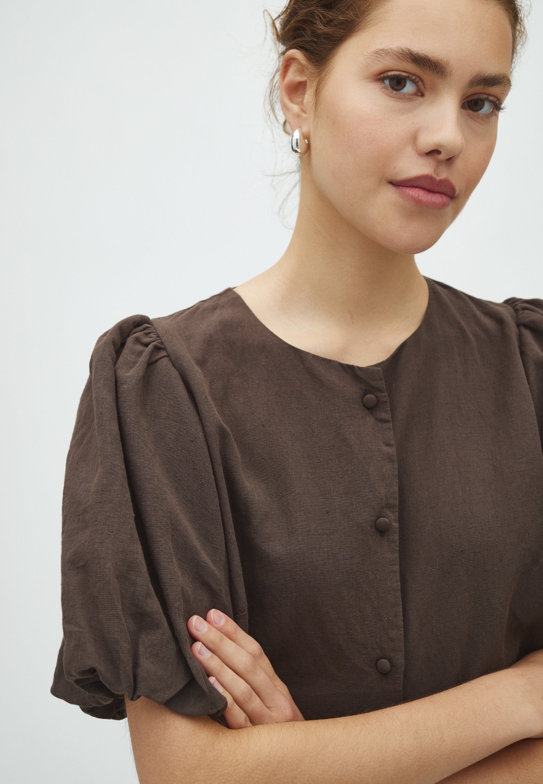 170009 Noisa Linen Blouse_Dark Brown_Model_1