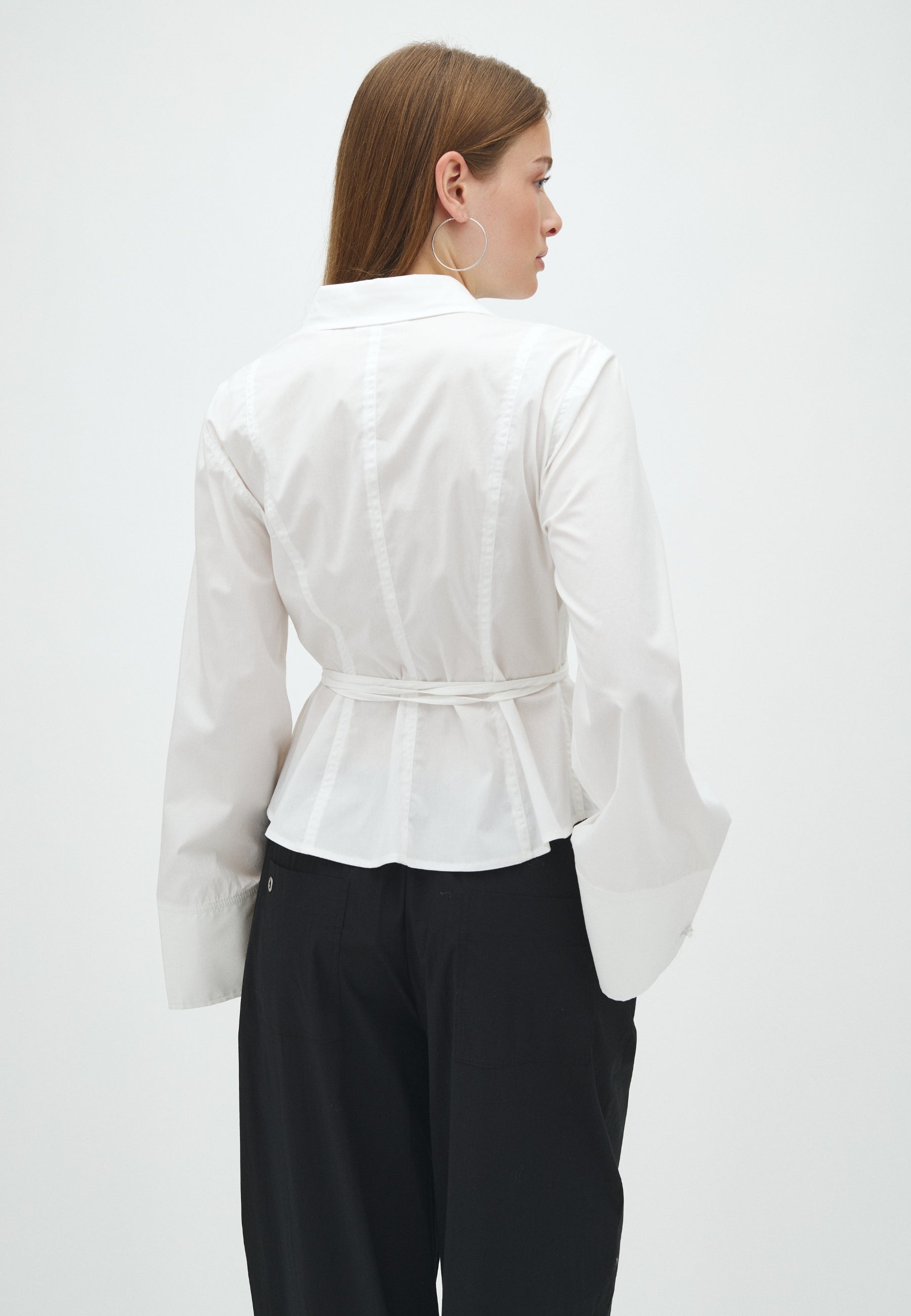 Noellie-F_White_Model_2