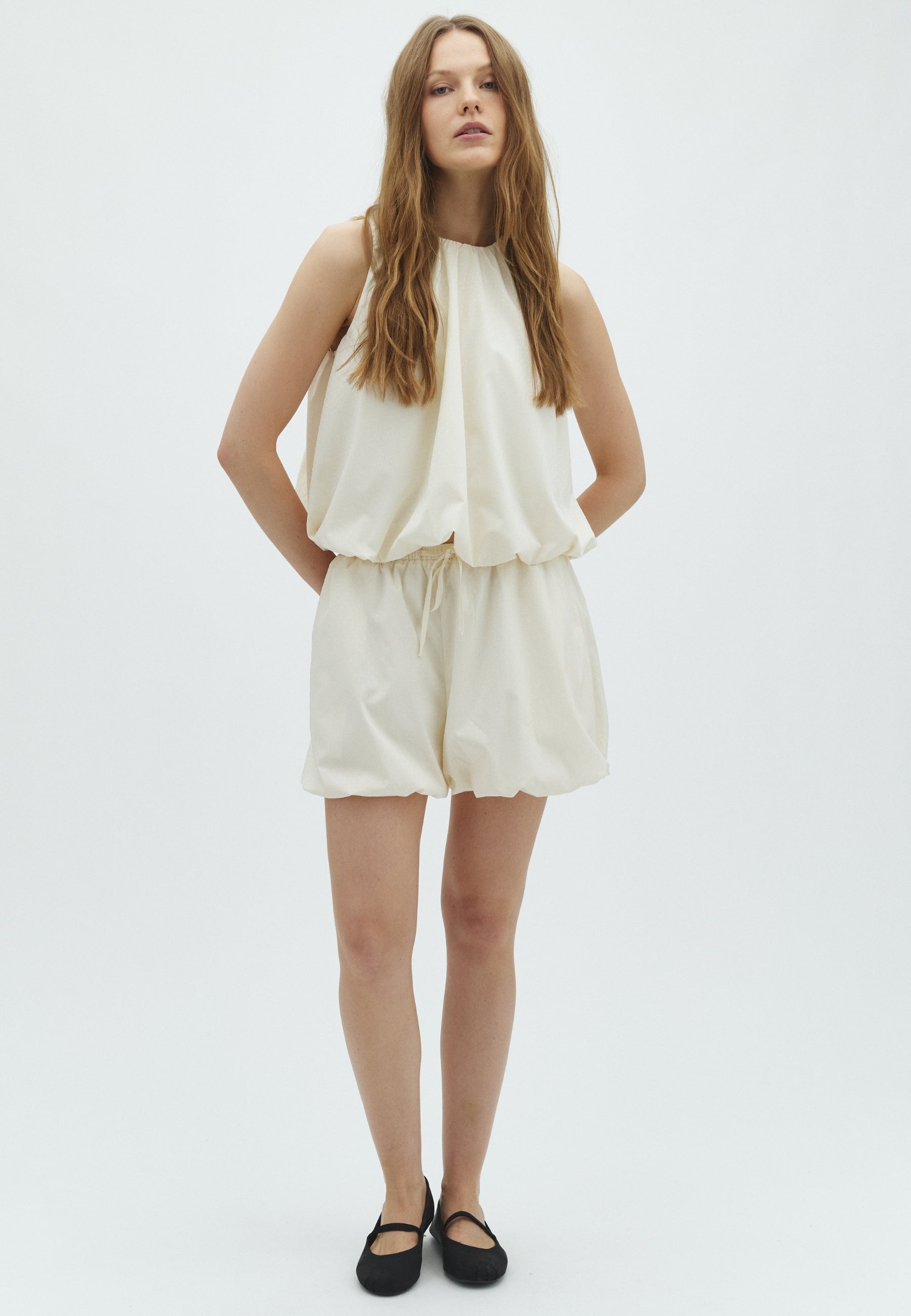 Eugene-F_Antique White_Model_2