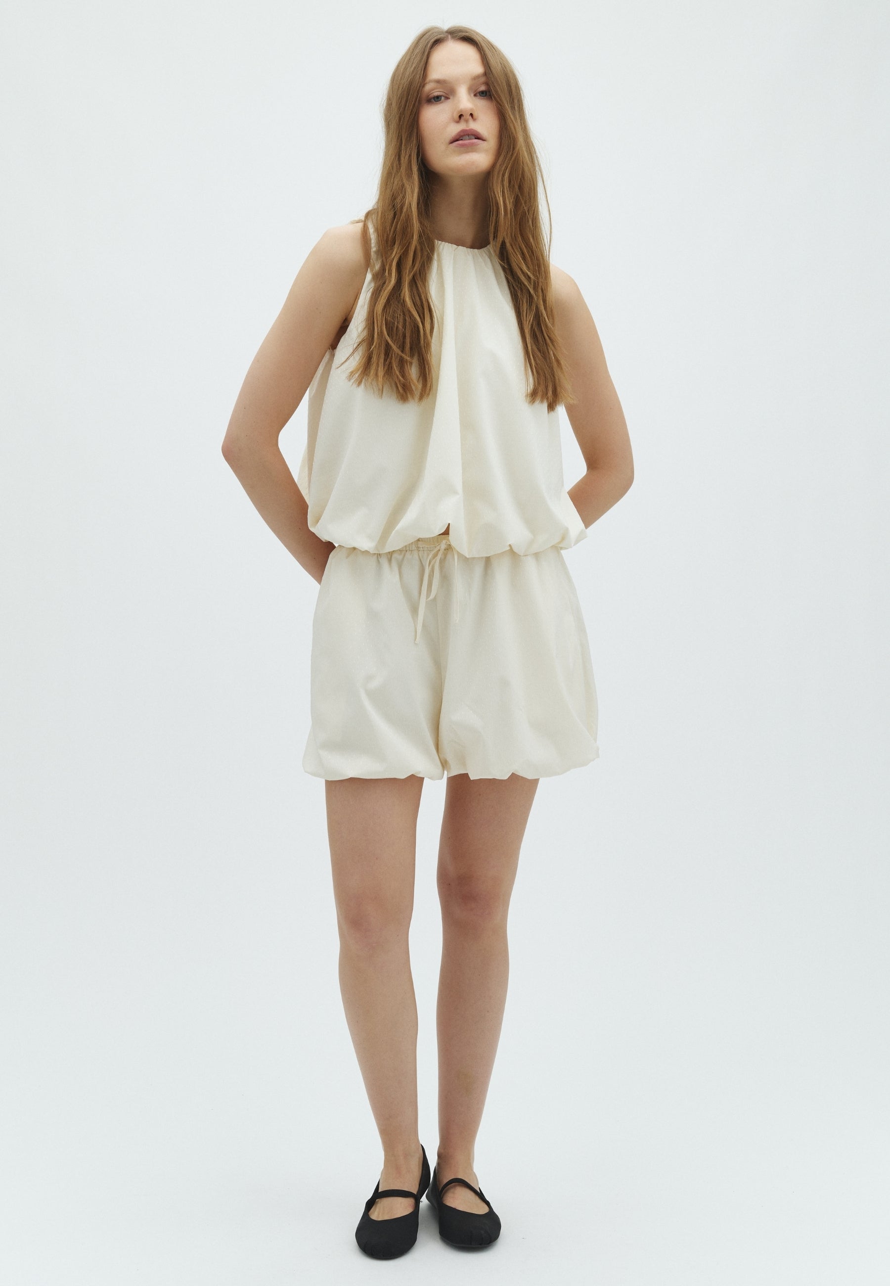 Karrel-F_Antique White_Model_0