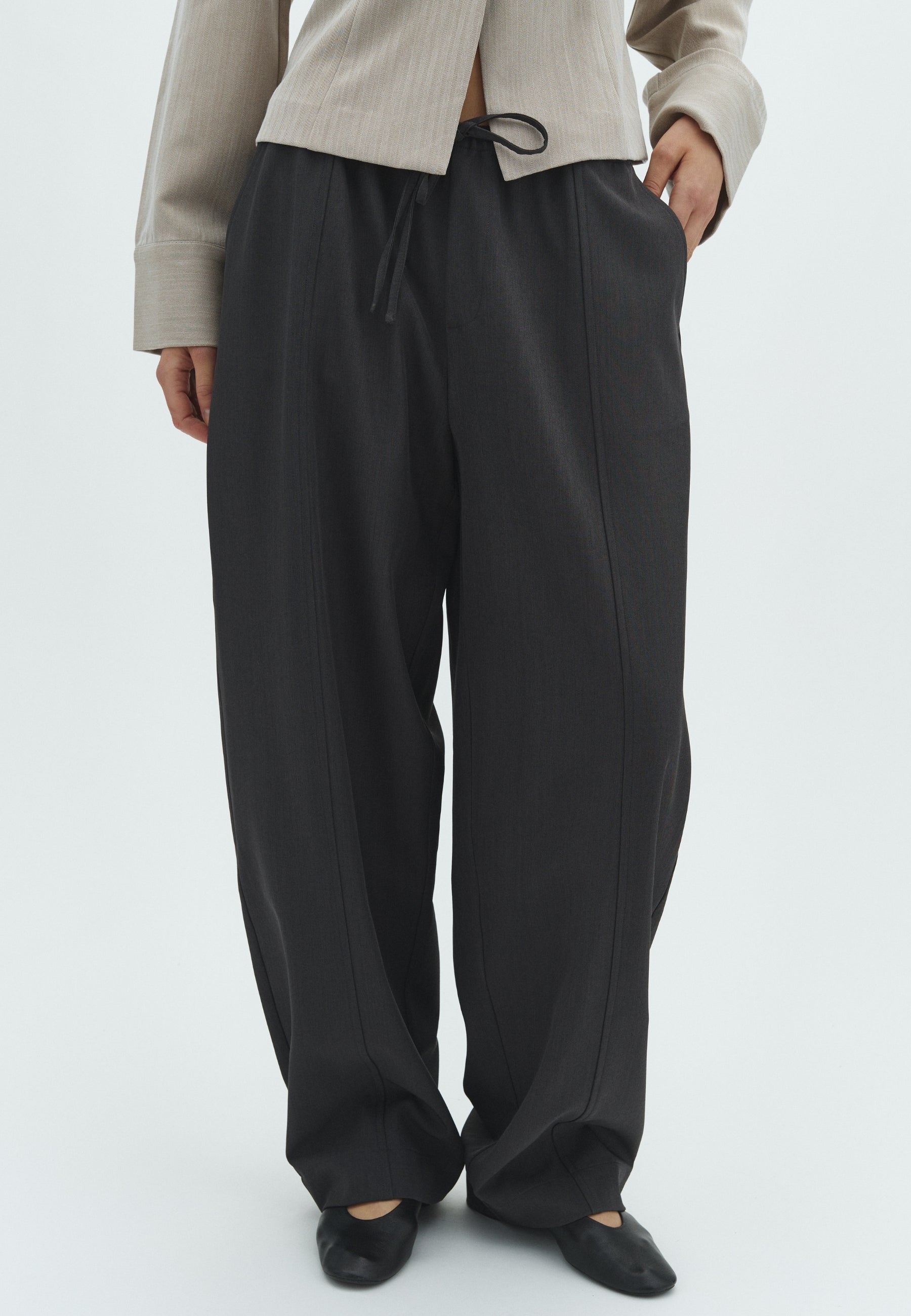 Saca-F_Dark Grey_Model_2