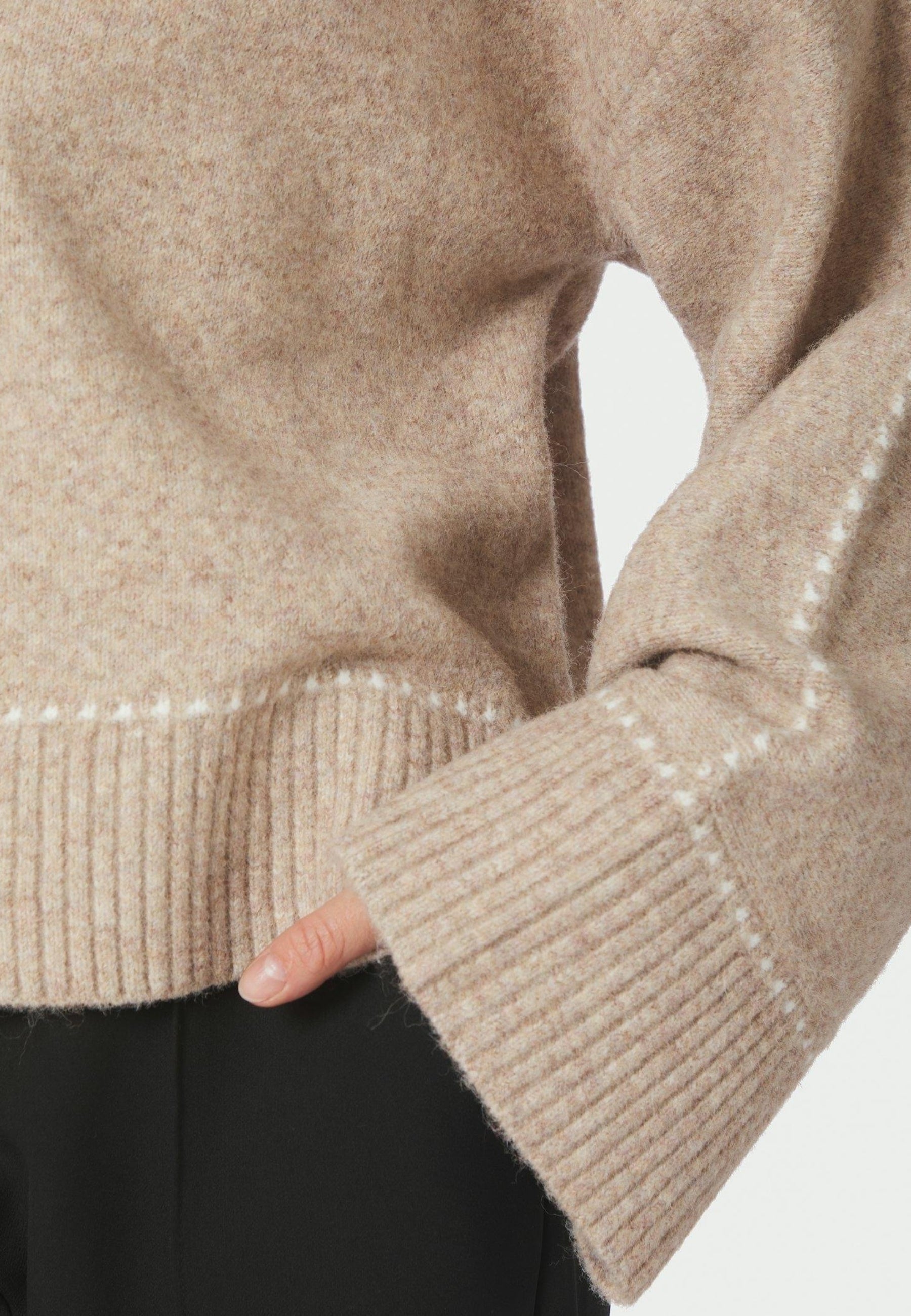 164818 Roeme Knit Stitch Blouse_Beige Melange_Model_1