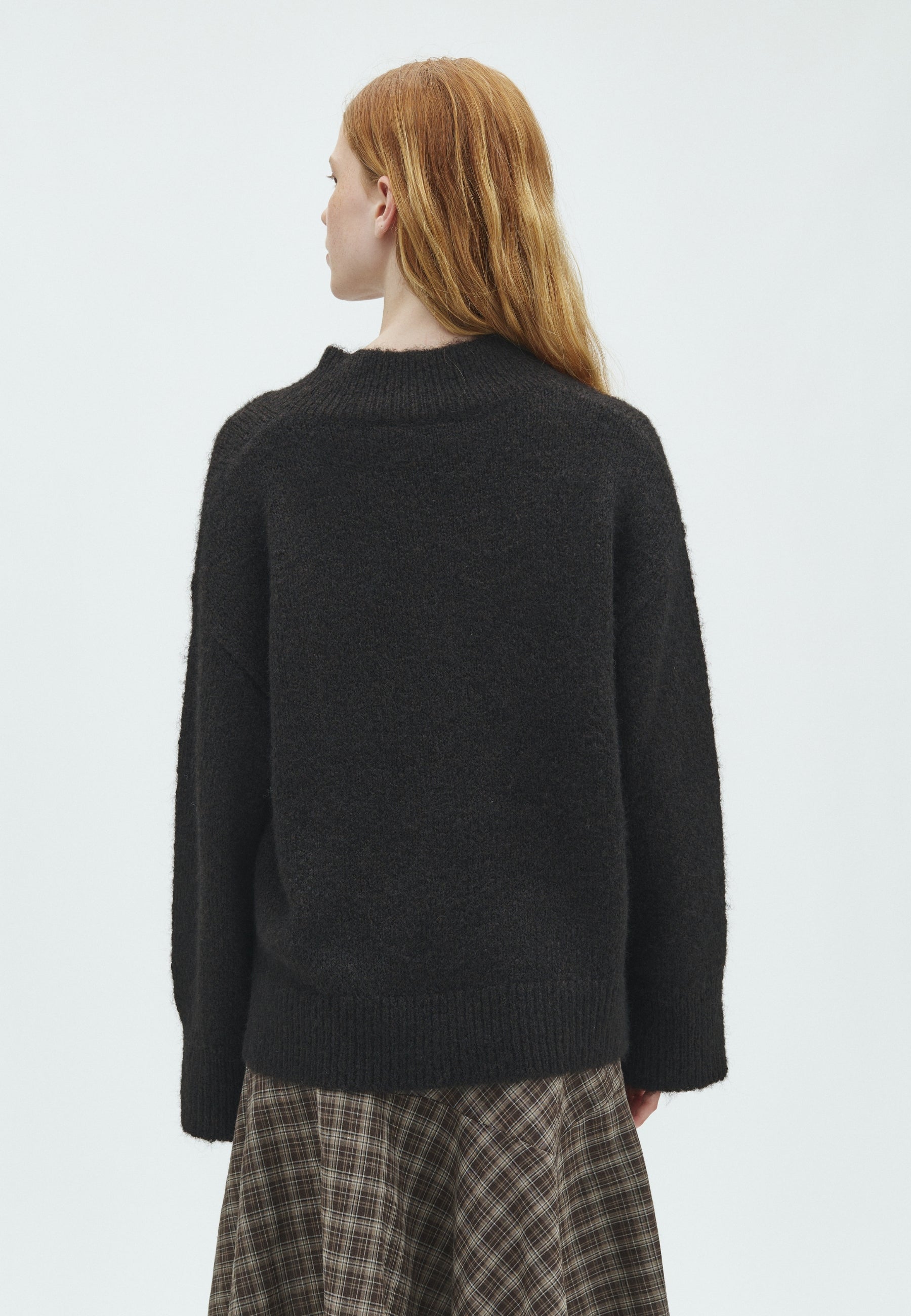 170032 Telli Fluffy Knit Blouse_Dark Brown_Model_2