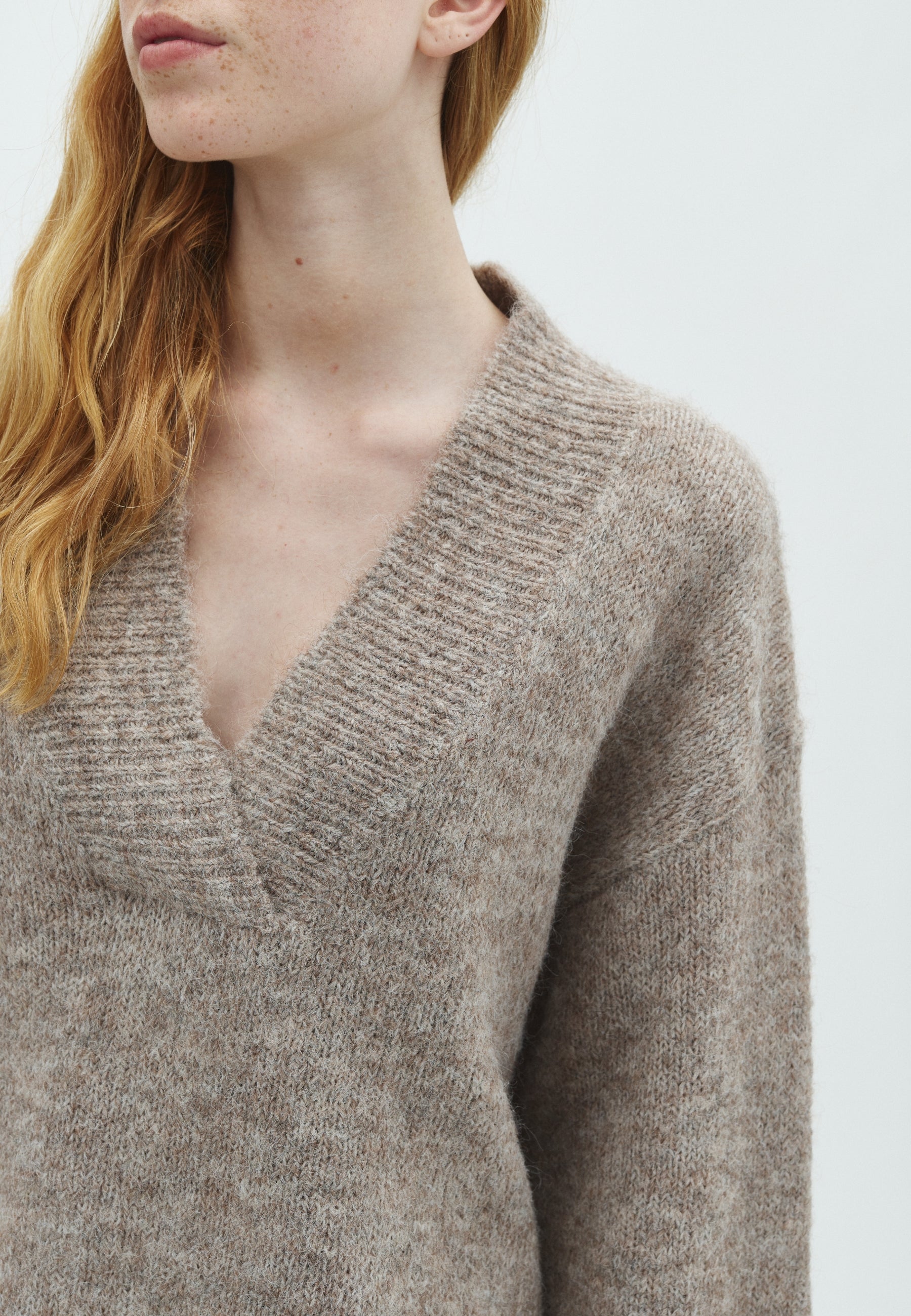 170032 Telli Fluffy Knit Blouse_Beige Melange_Model_1