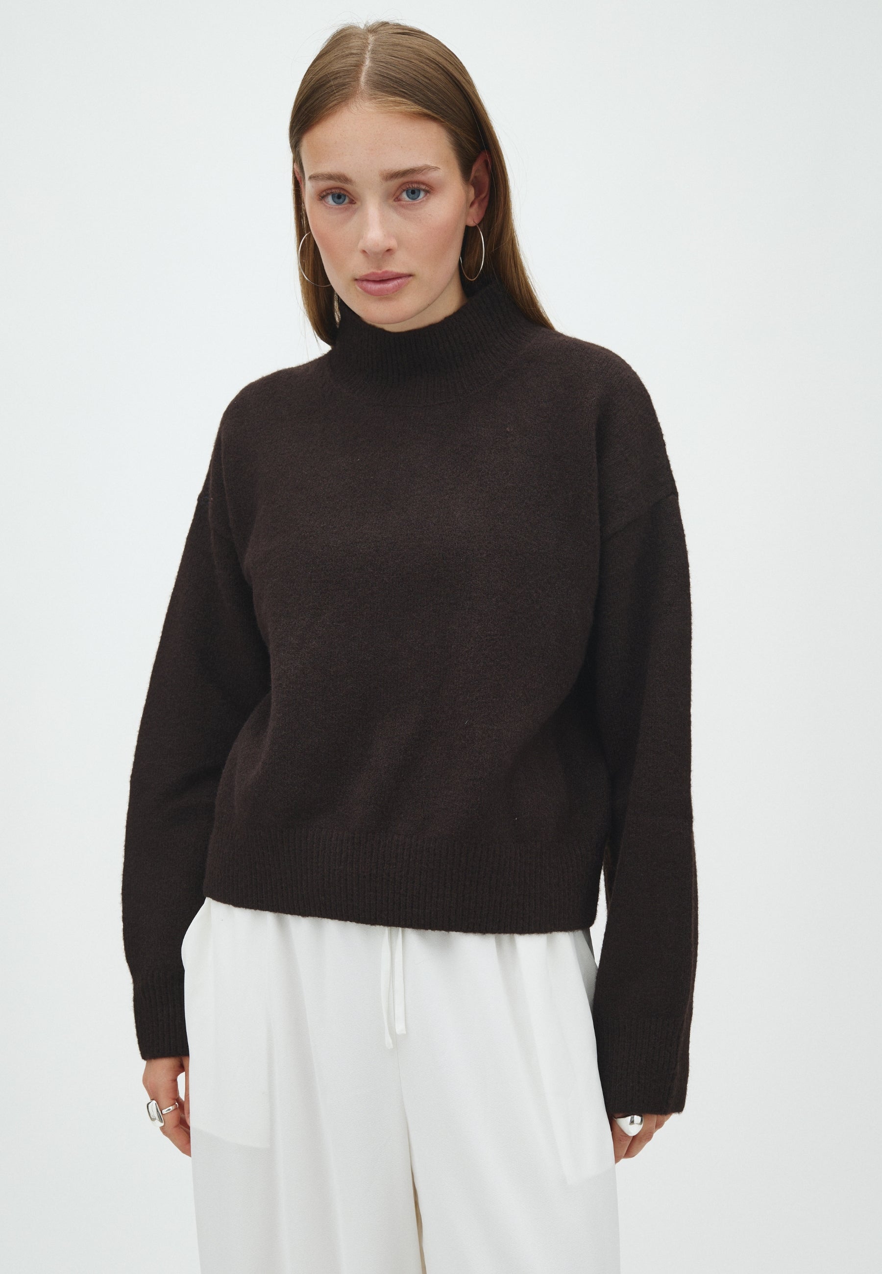 170038 Kaulina Knit Blouse_Dark Brown_Model_0