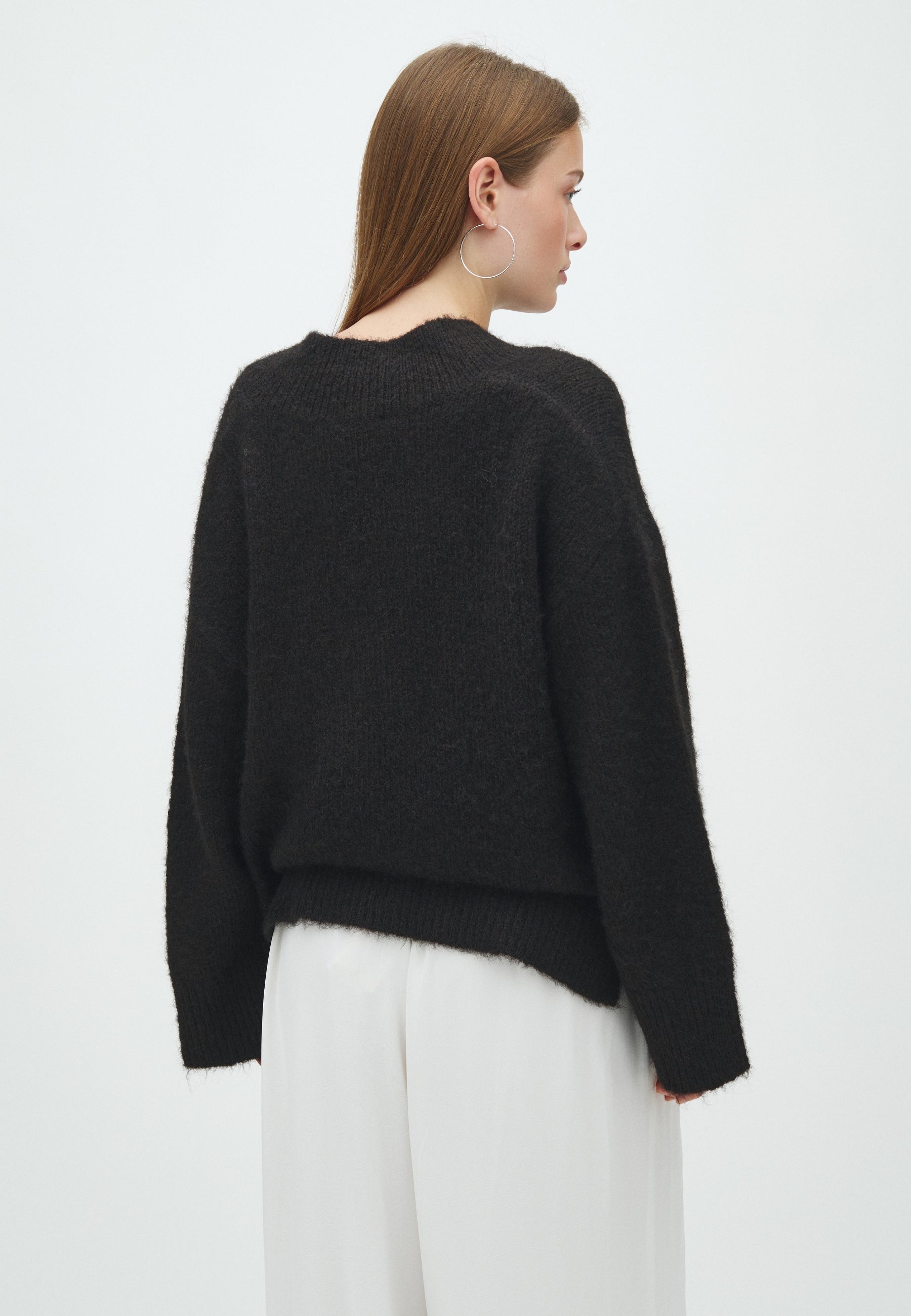 170032 Telli Fluffy Knit Blouse_Dark Brown_Model_2