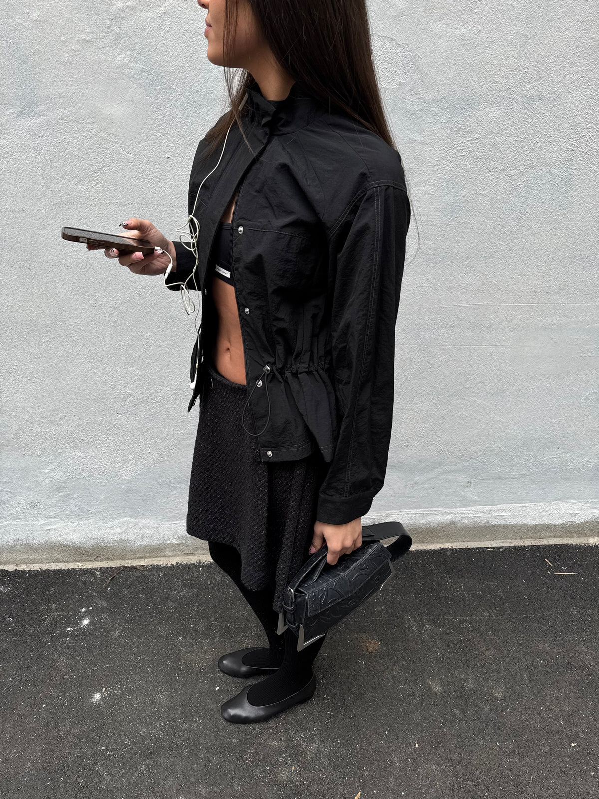 Amio-F_Black_Content_4