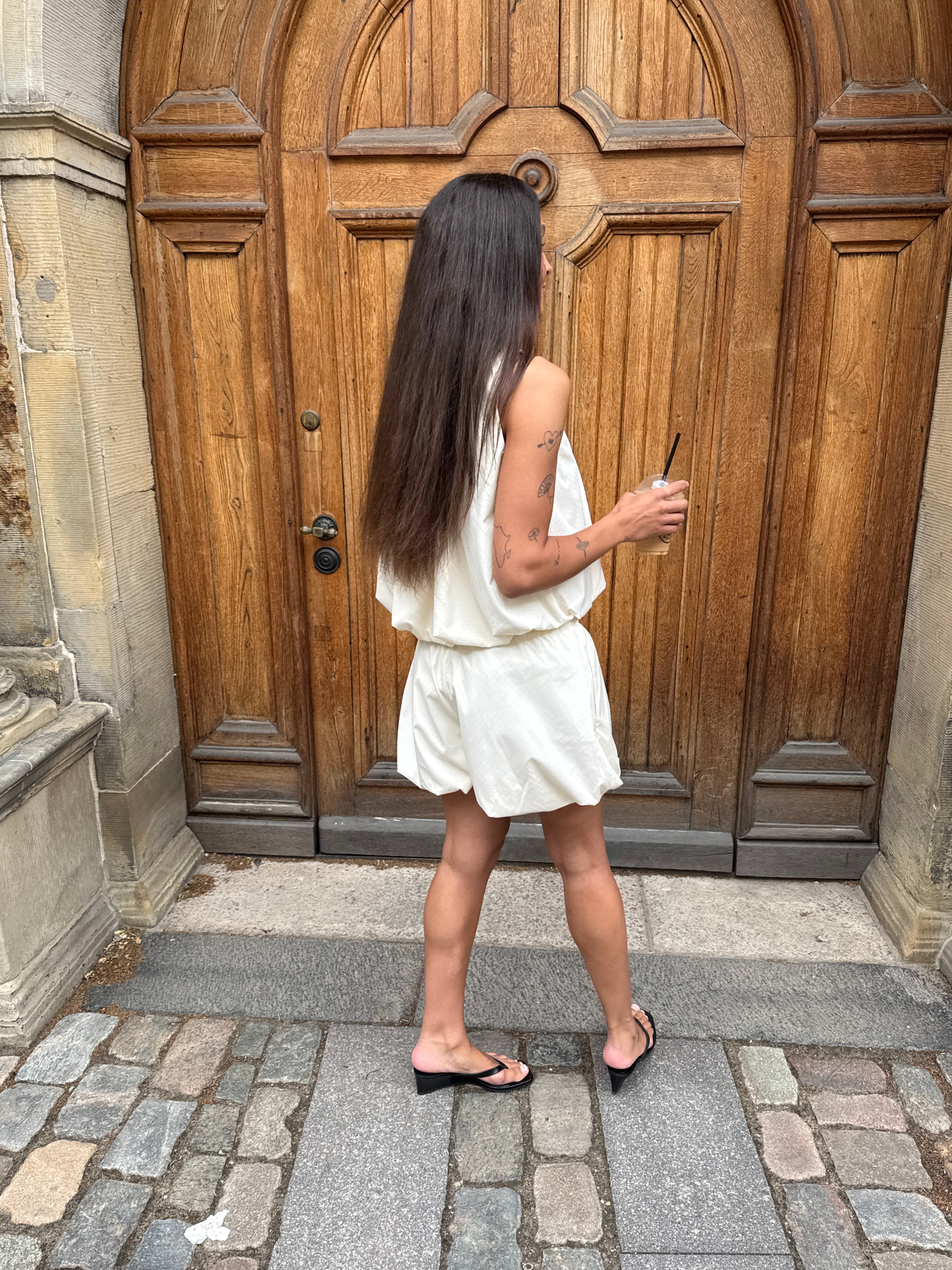 Eugene-F_Antique White_Content_3