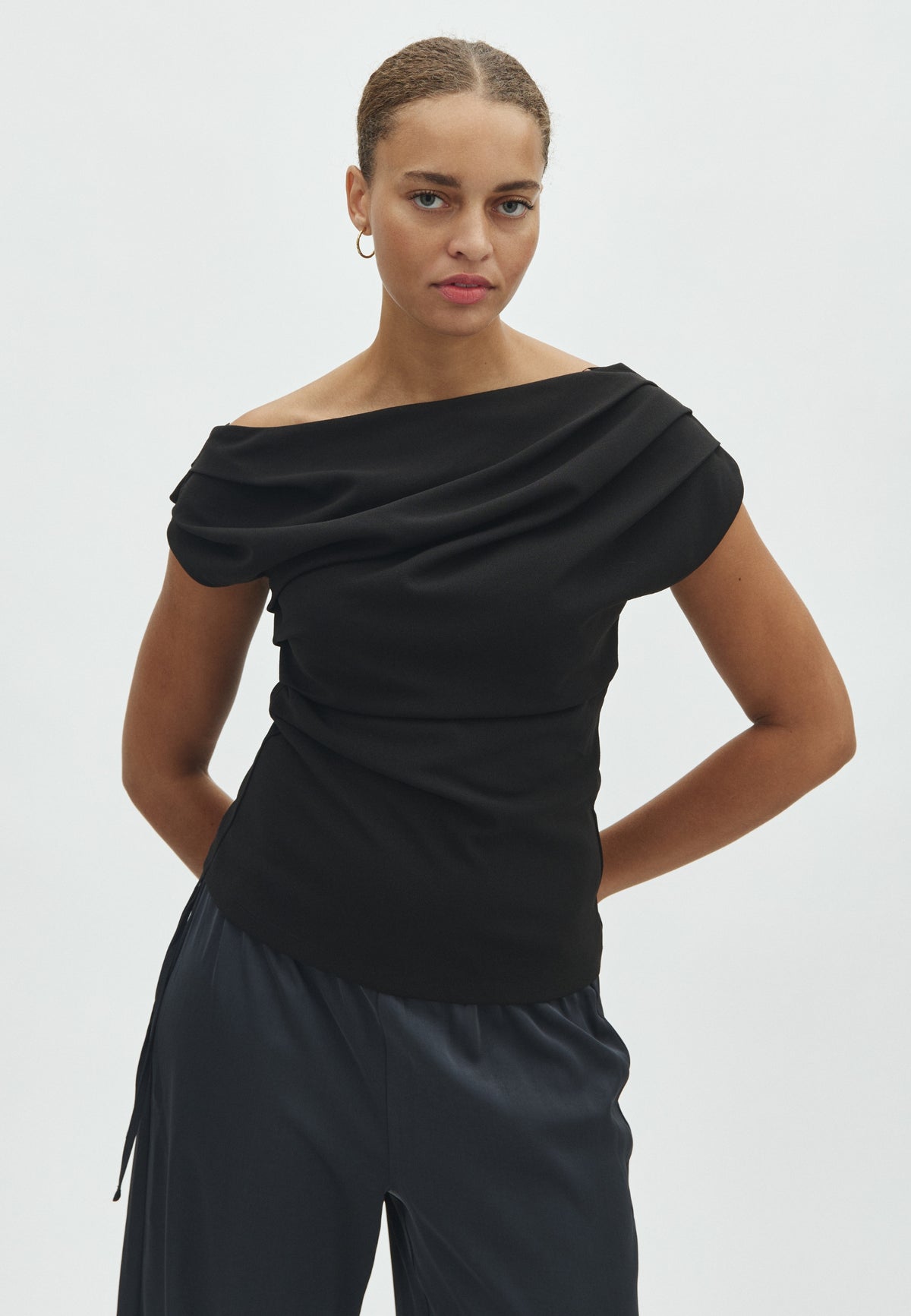 169565 Dabelle Drapy Top_Black_Model_4