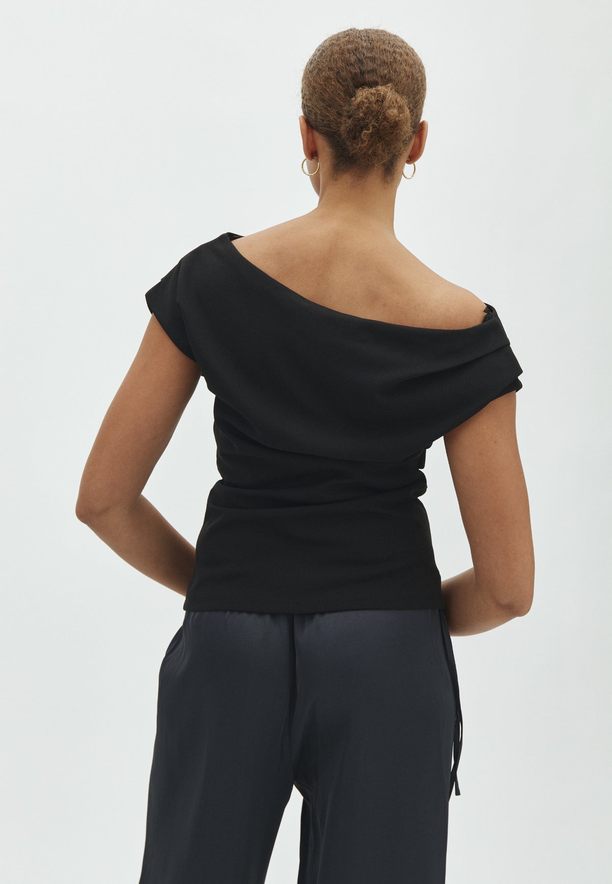 169565 Dabelle Drapy Top_Black_Model_6