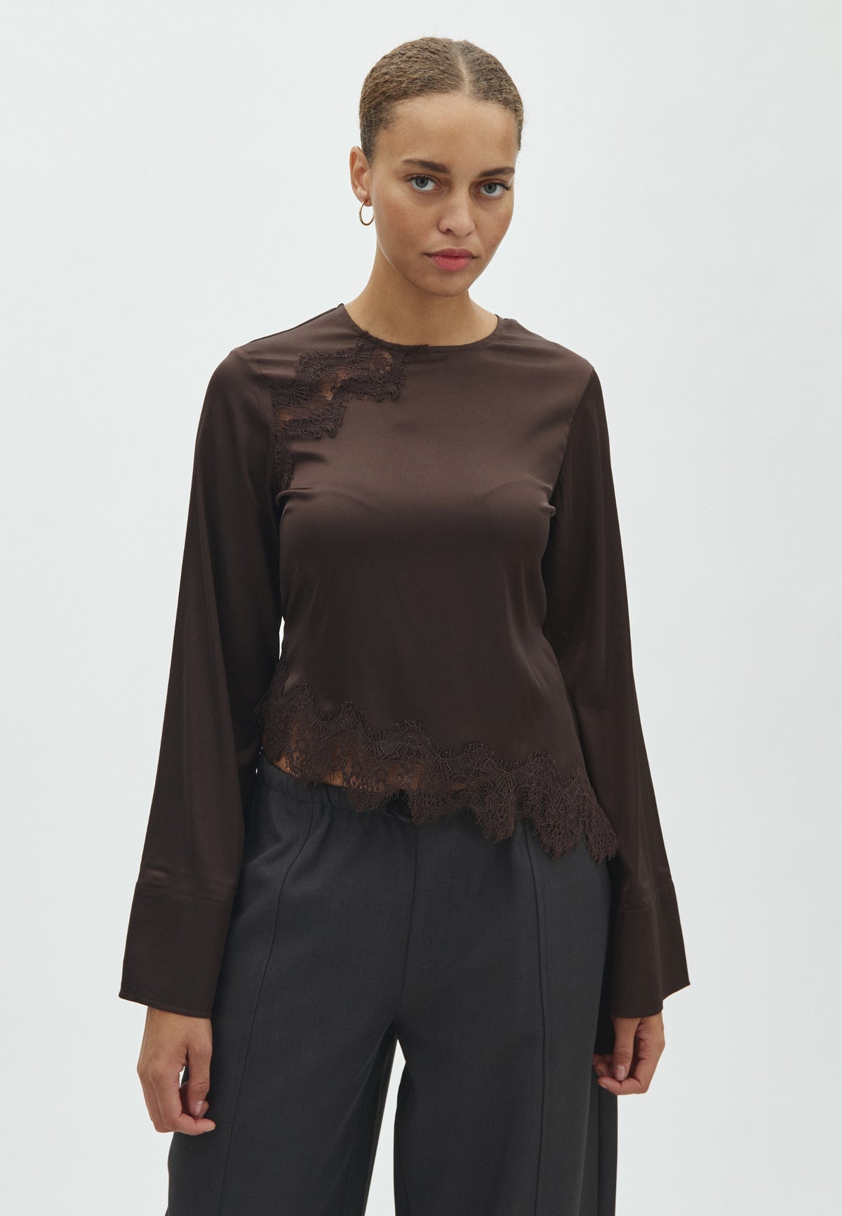 Beneka-F_Dark Brown_Model_0