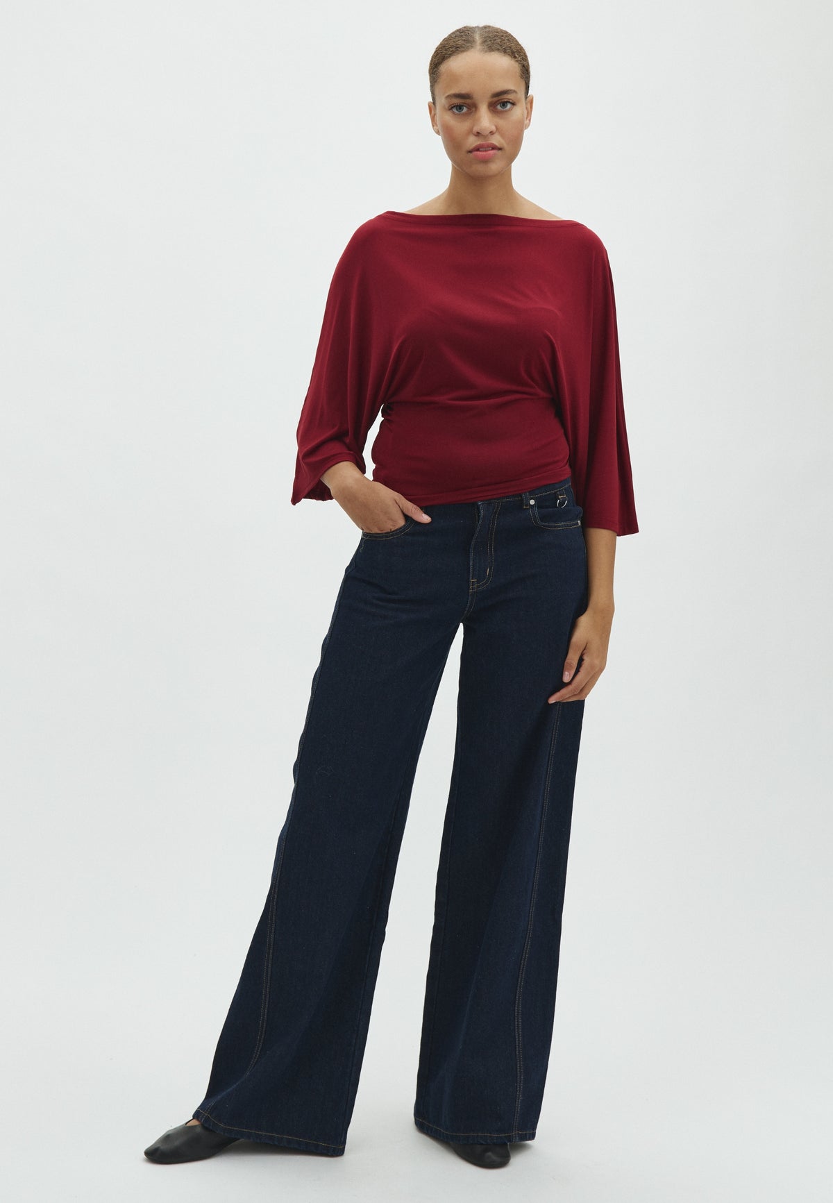 Venna-F_Wine Red_Model_3