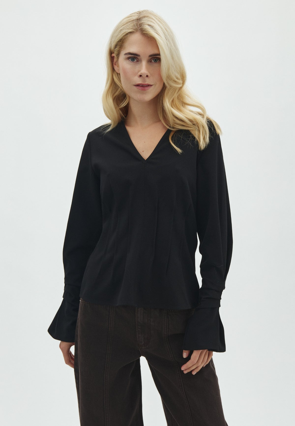Kalia-M_Black_Model_0