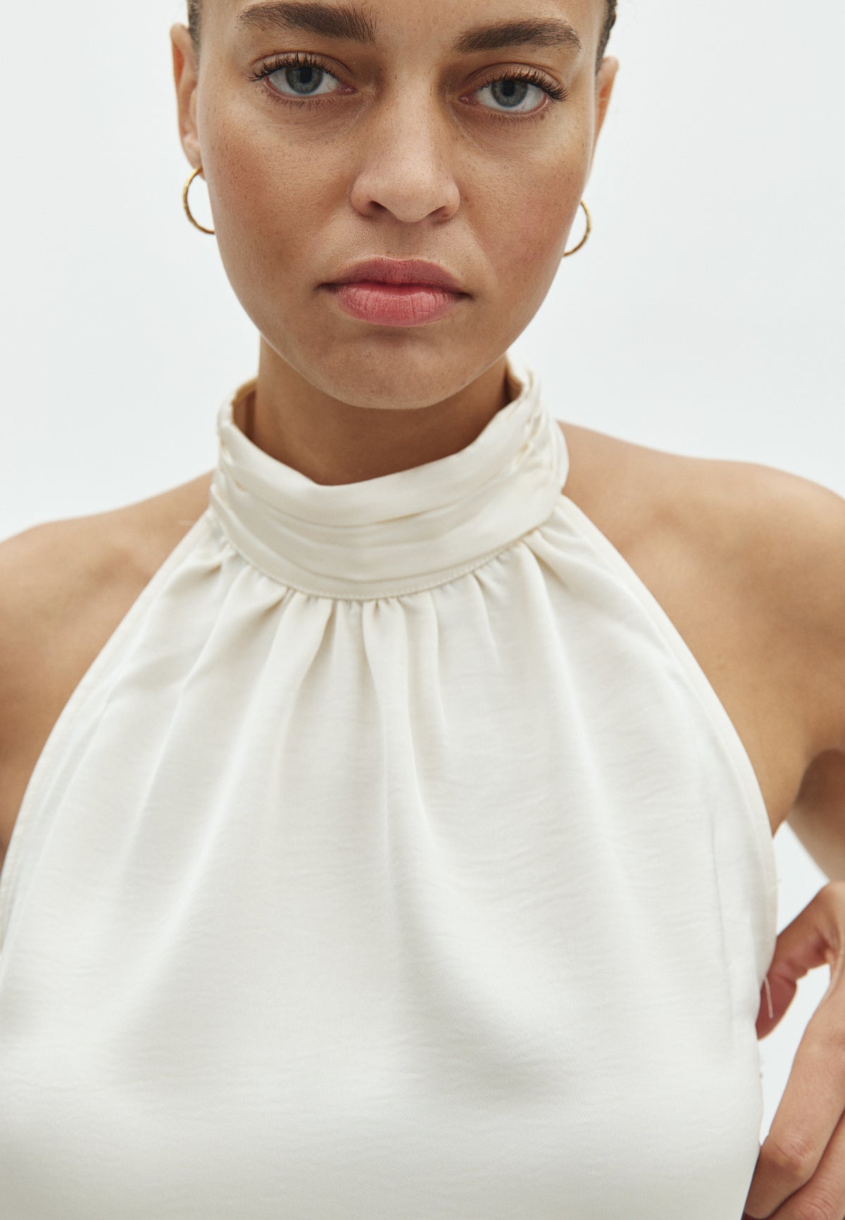 Carien-F_Antique White_Model_1