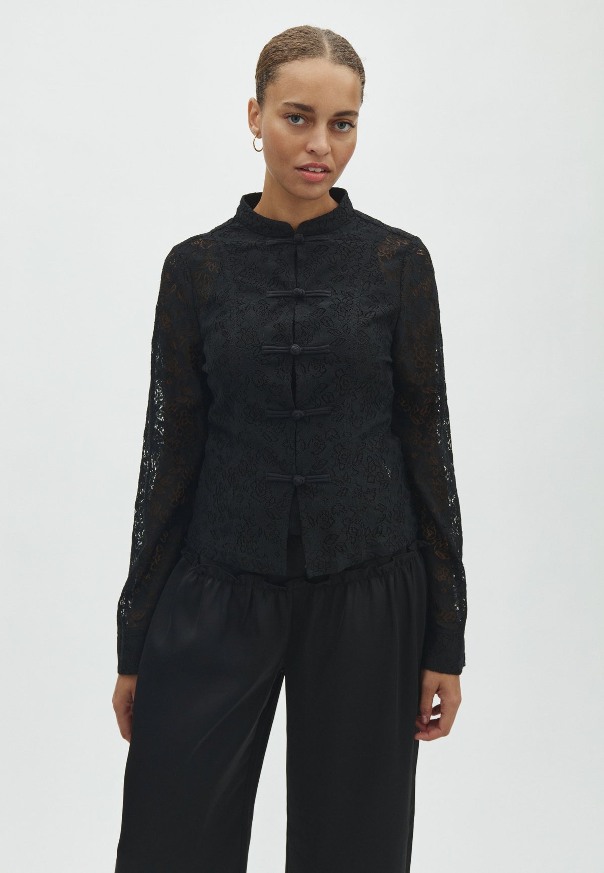 Lavreta-F_Black_Model_0