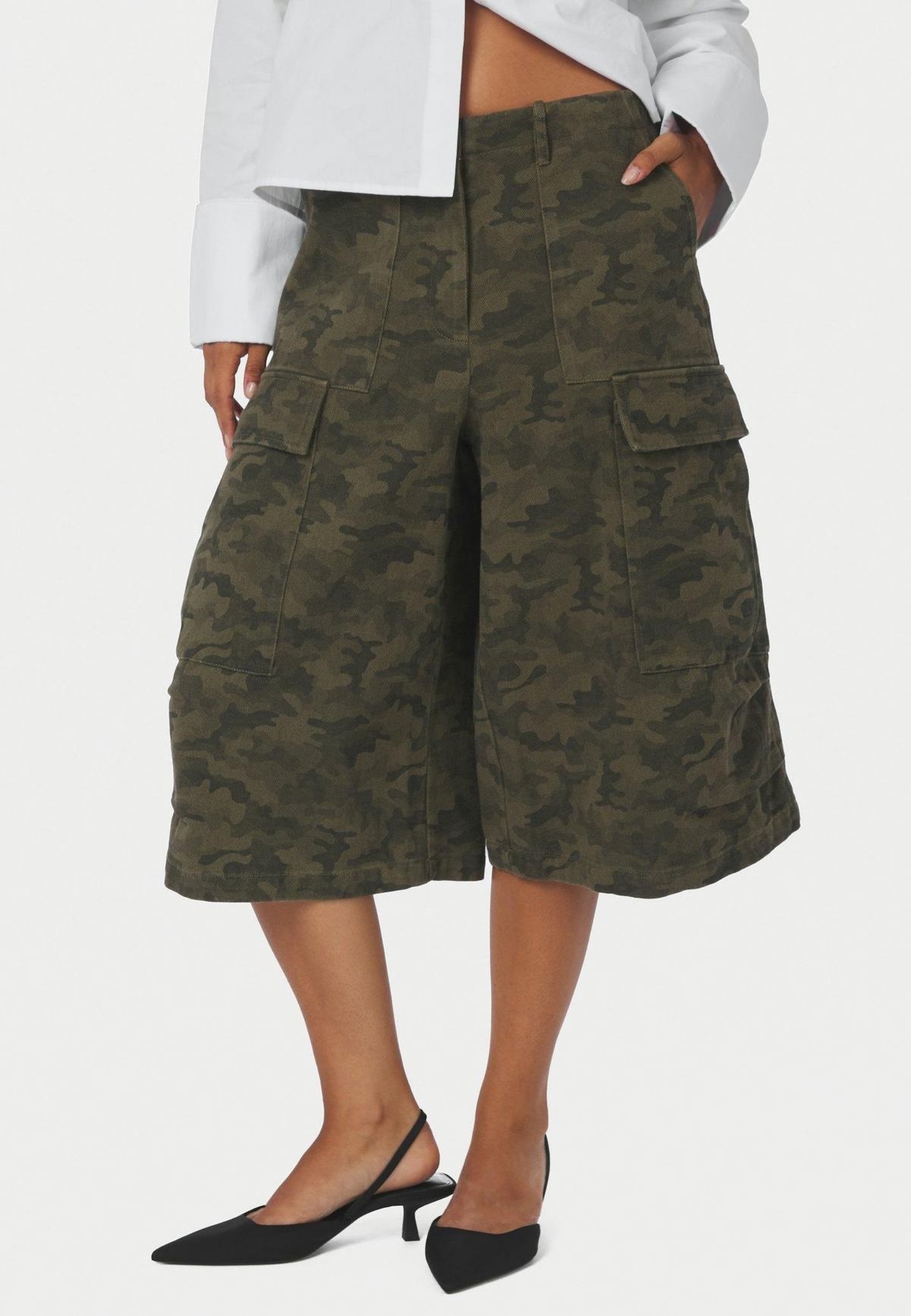 170089 Islana Camou Shorts_Camou_Model_2