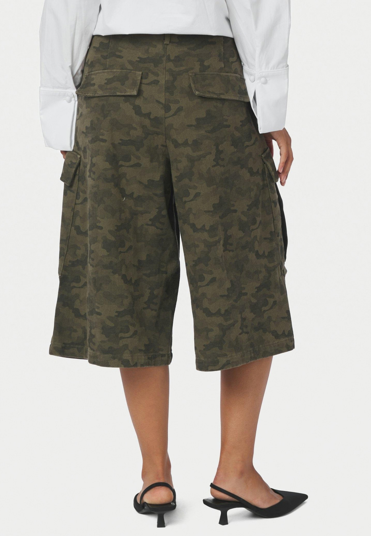 170089 Islana Camou Shorts_Camou_Model_3