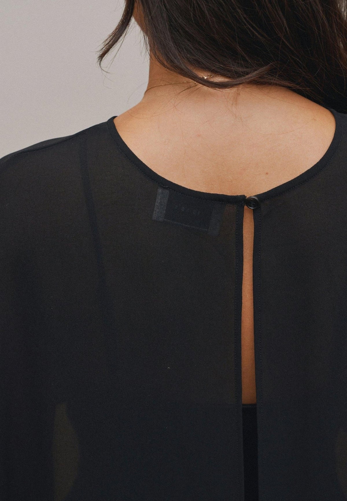 170836 Manufi Chiffon Cape_Black_Model_1