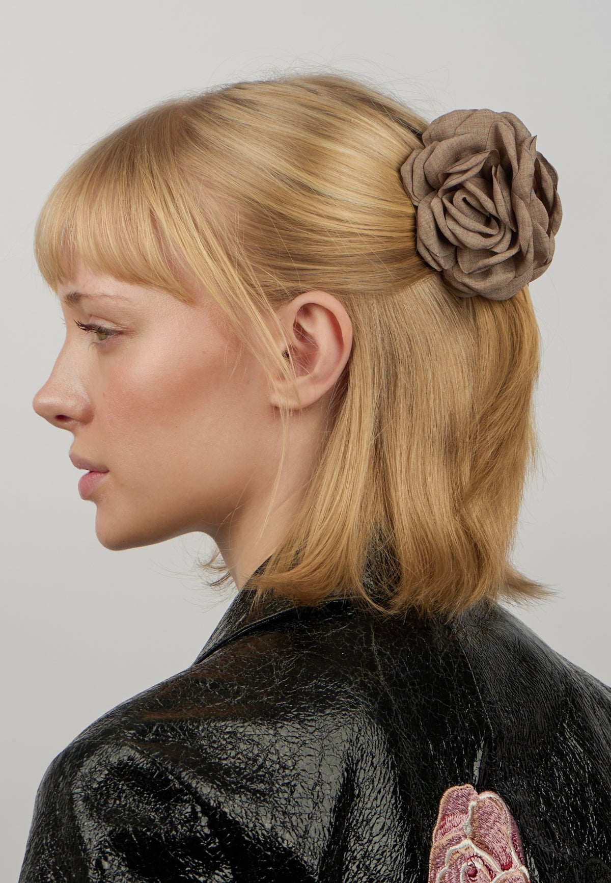 SA2304084 Rosa Hair Claw_Taupe_Model_0
