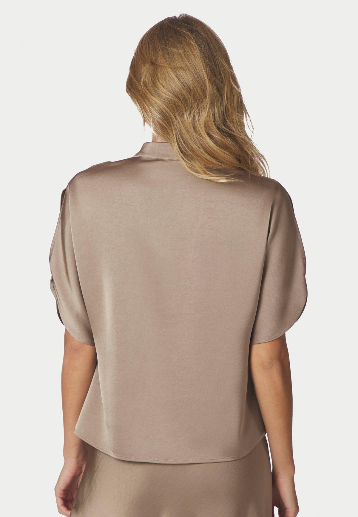 168286 Anelle Heavy Sateen Blouse_Dark Taupe_Model_2