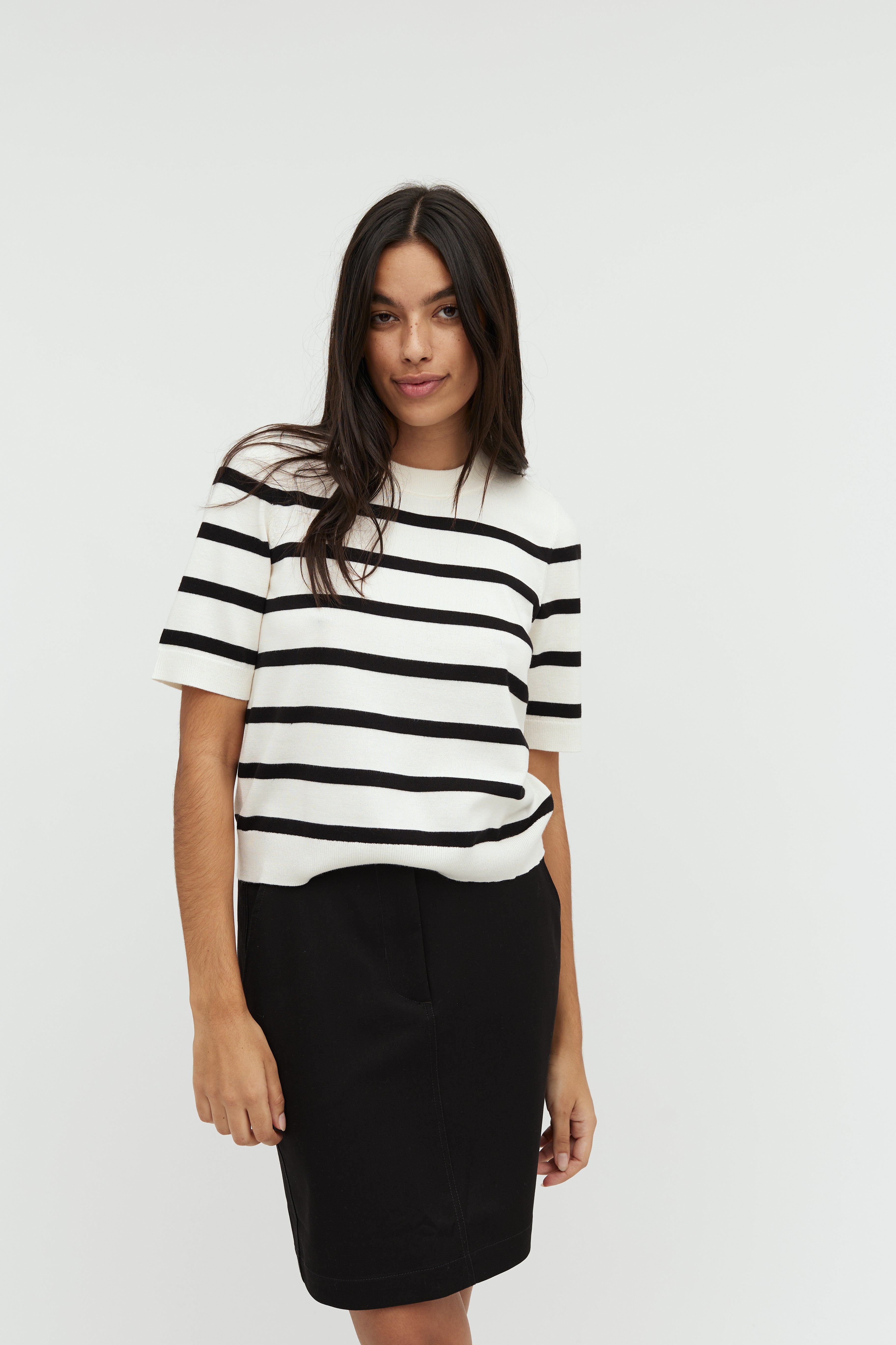 Carla-M_Sugar Black Stripe_Model_0
